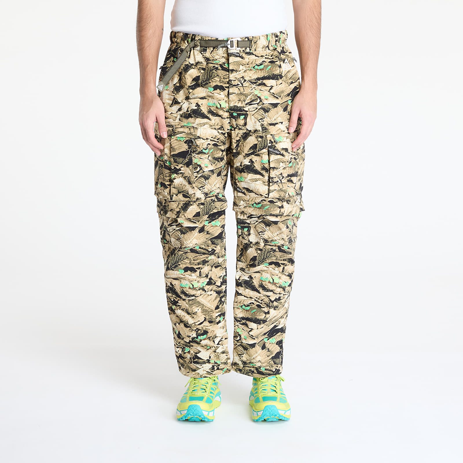 Men's trousers Nike ACG "Smith Summit" Water-Repellent UV Cargo Pants Parachute Beige/ Sequoia/ Summit White