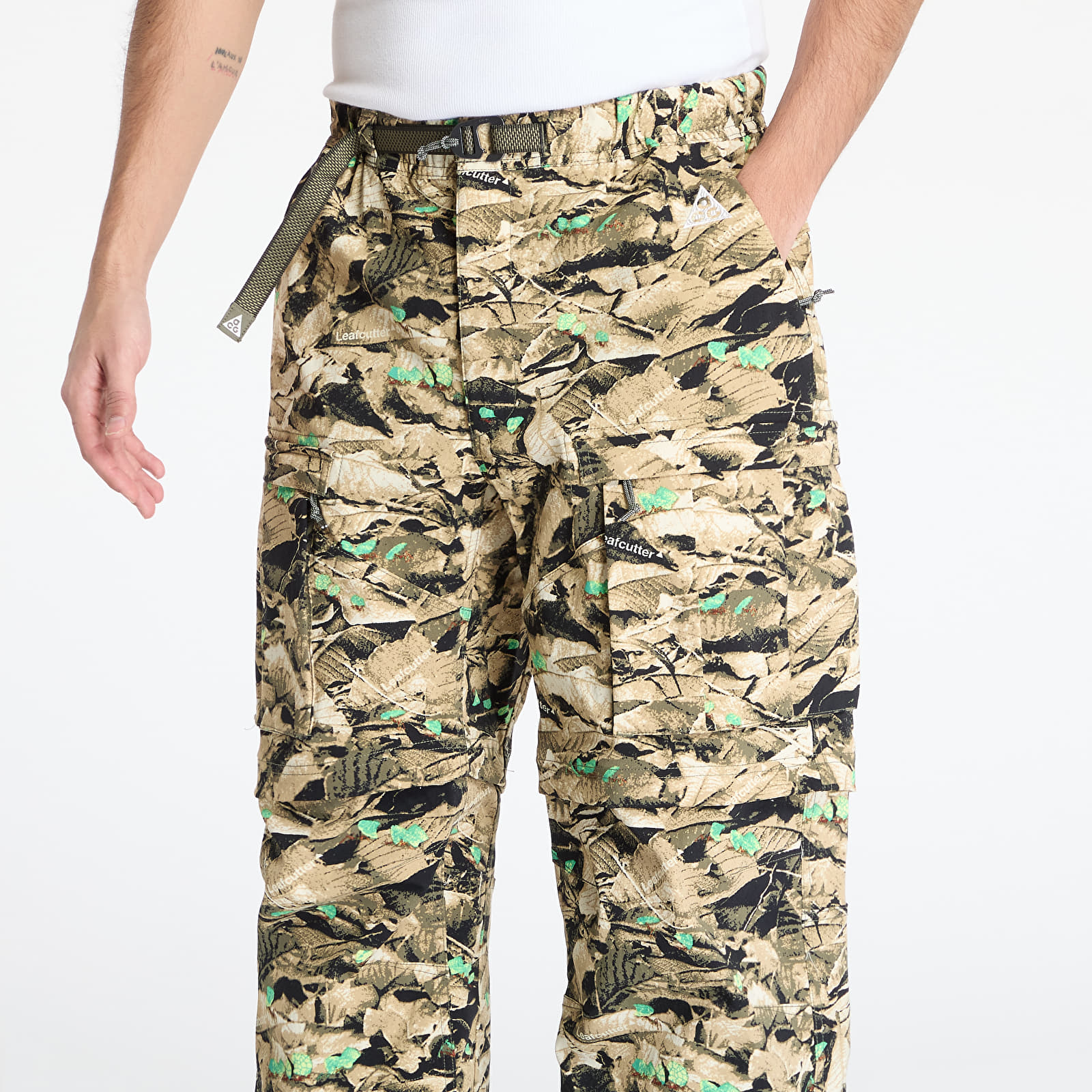 Men's trousers Nike ACG "Smith Summit" Water-Repellent UV Cargo Pants Parachute Beige/ Sequoia/ Summit White