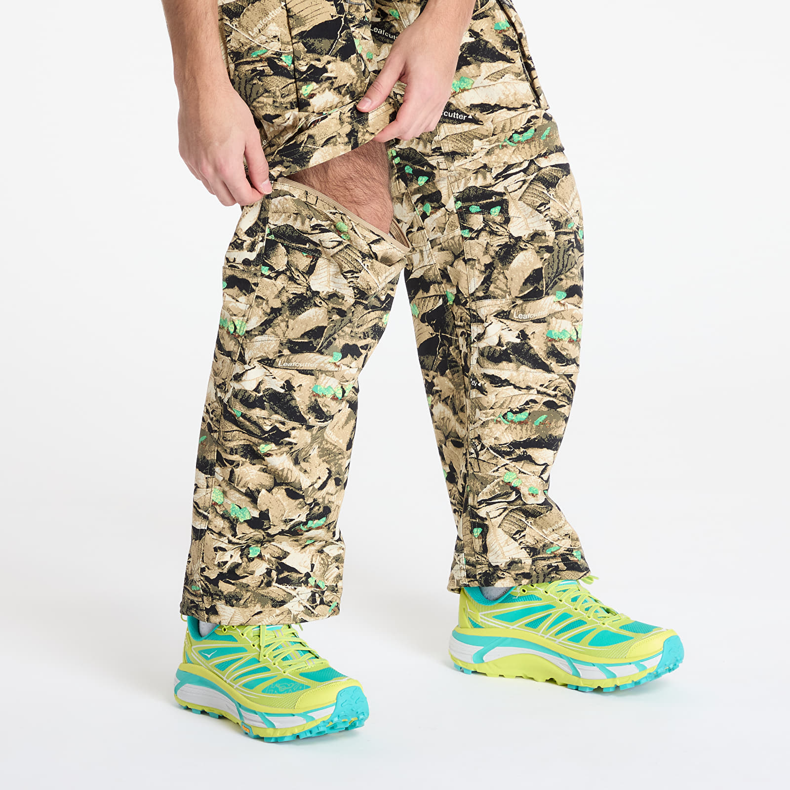 Men's trousers Nike ACG "Smith Summit" Water-Repellent UV Cargo Pants Parachute Beige/ Sequoia/ Summit White