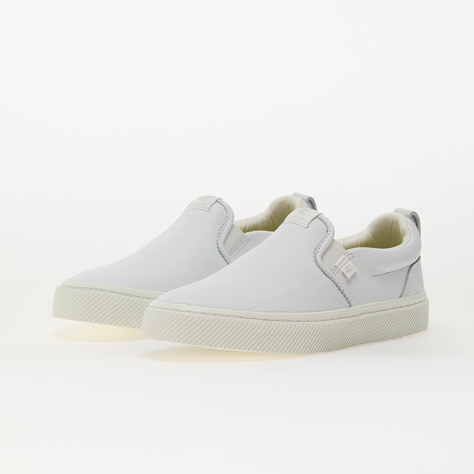 Naiste tossud ja kingad Cariuma W Slip-On White