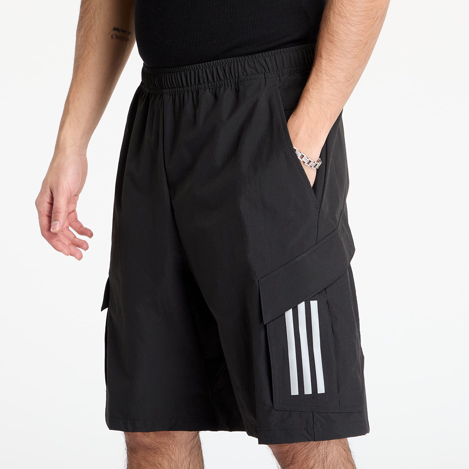 Pantalones cortos para hombre adidas x Mercedes Amg Petronas Formula One Team Mechanics Short Black/ Black/ Reflective Silver