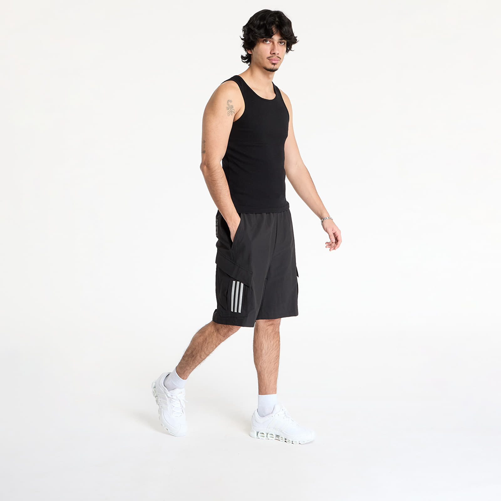 Pantalones cortos para hombre adidas x Mercedes Amg Petronas Formula One Team Mechanics Short Black/ Black/ Reflective Silver