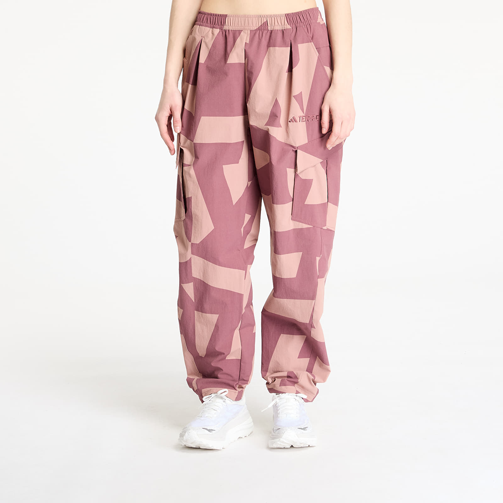 Pantalones de mujer adidas Terrex Xploric Printed Cargo Pants Brown/ Quiet Crimson/ Warm Clay