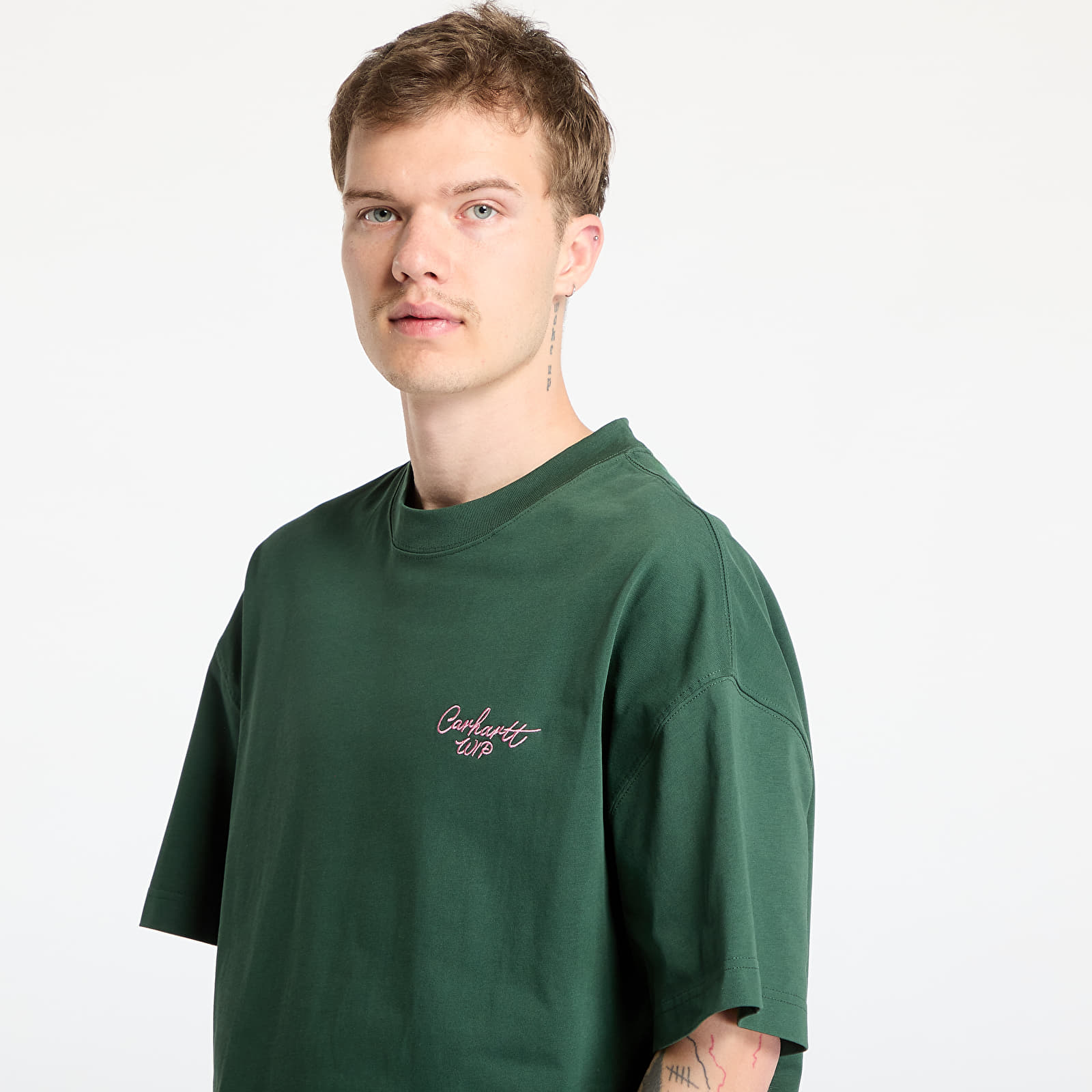 Trička Carhartt WIP S/S Signature Script T-Shirt UNISEX Sycamore Tree/ Dusty Rose