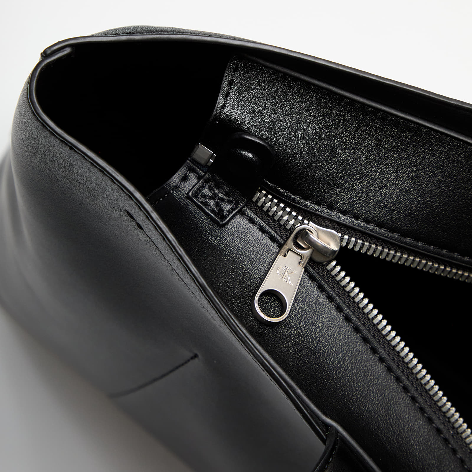 Tašky přes rameno Calvin Klein Jeans Sculpted Slim Tote Black