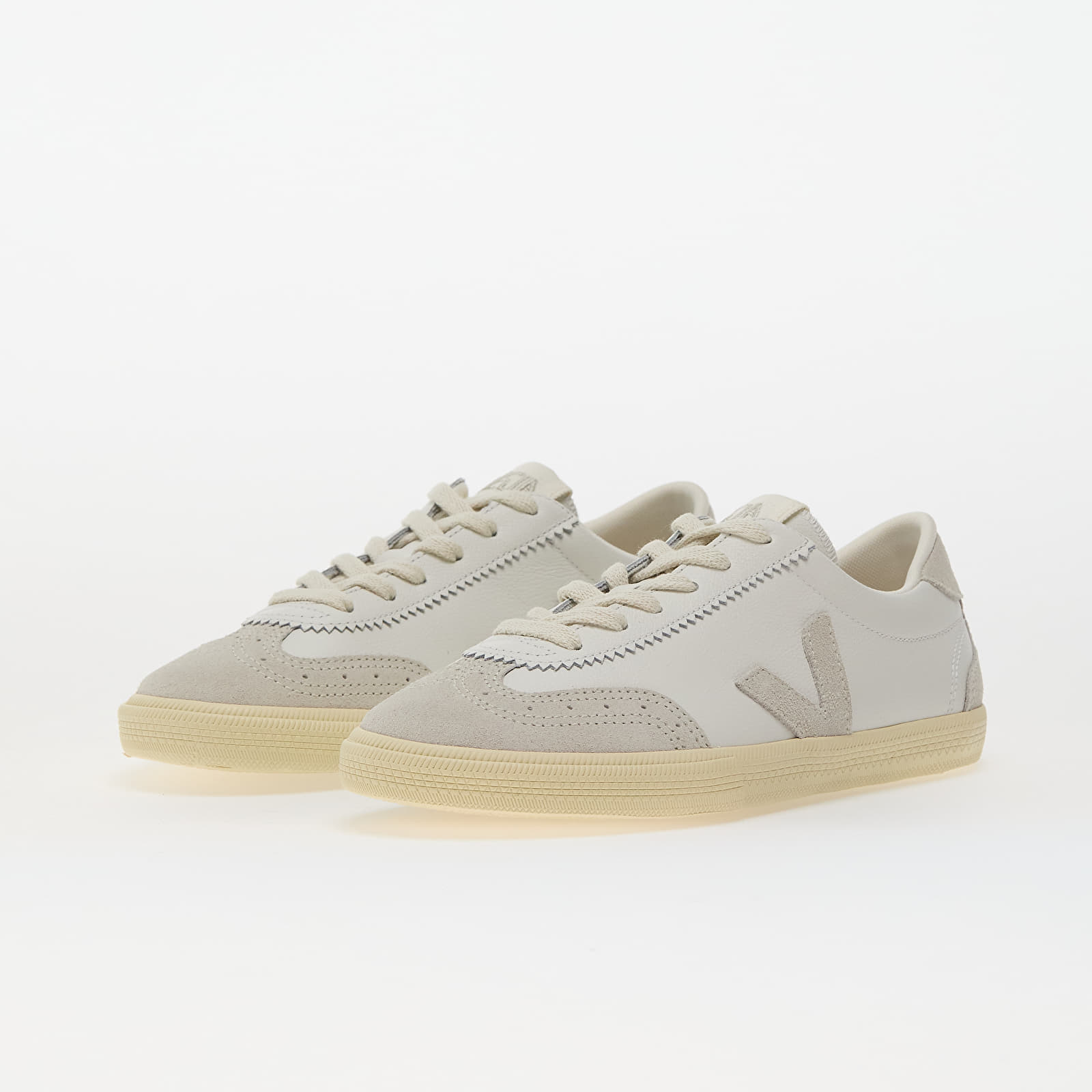 Women's sneakers and shoes Veja W Volley O.T. Leather White Natural