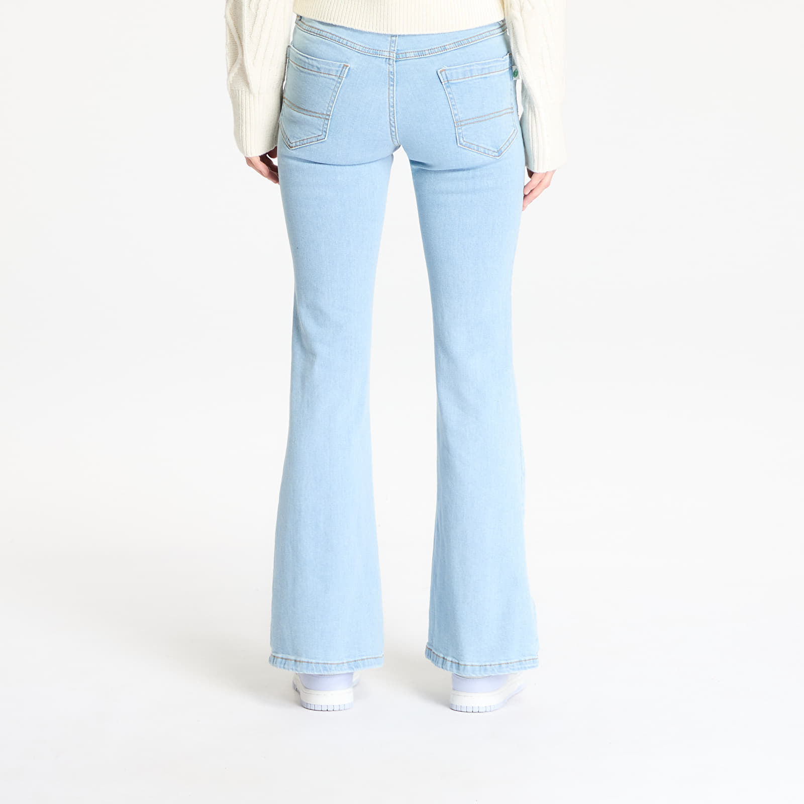 Vaqueros y pantalones Urban Classics Ladies Organic Low Waist Flared Denim Lighter Washed