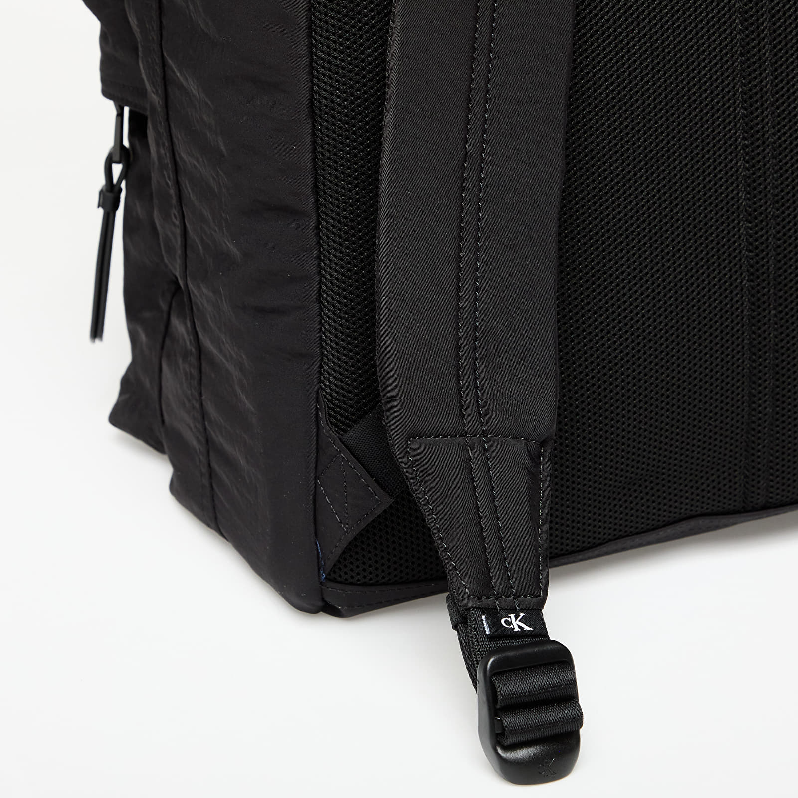 Plecaki męskie Calvin Klein Jeans Metro Nylon Flap Bagpack Black