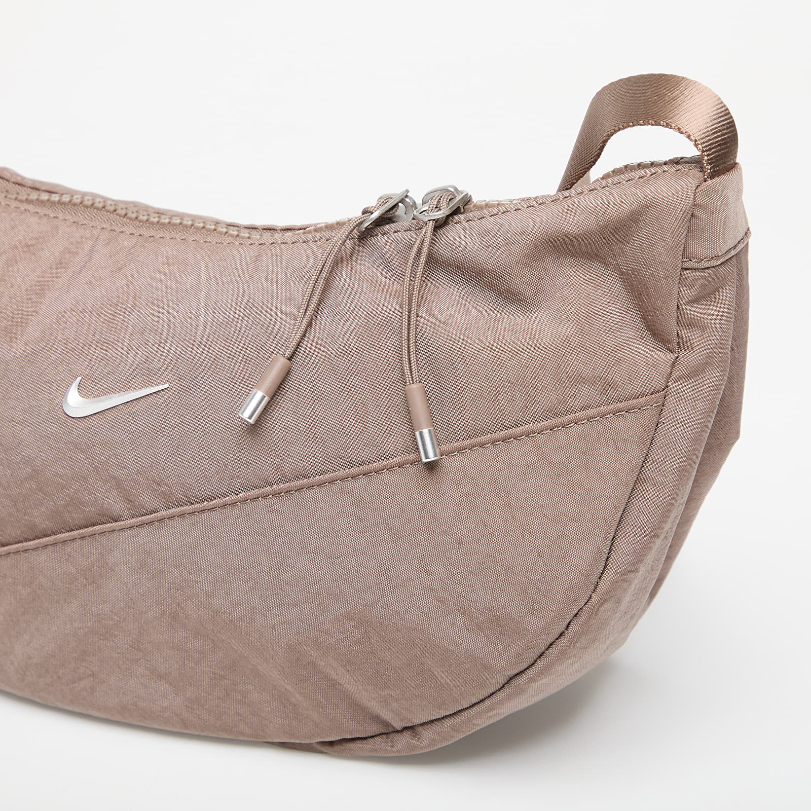 Bolsos bandolera Nike Aura Crescent Crossbody Bag (4L) Mink Brown/ Mink Brown/ Matte Silver