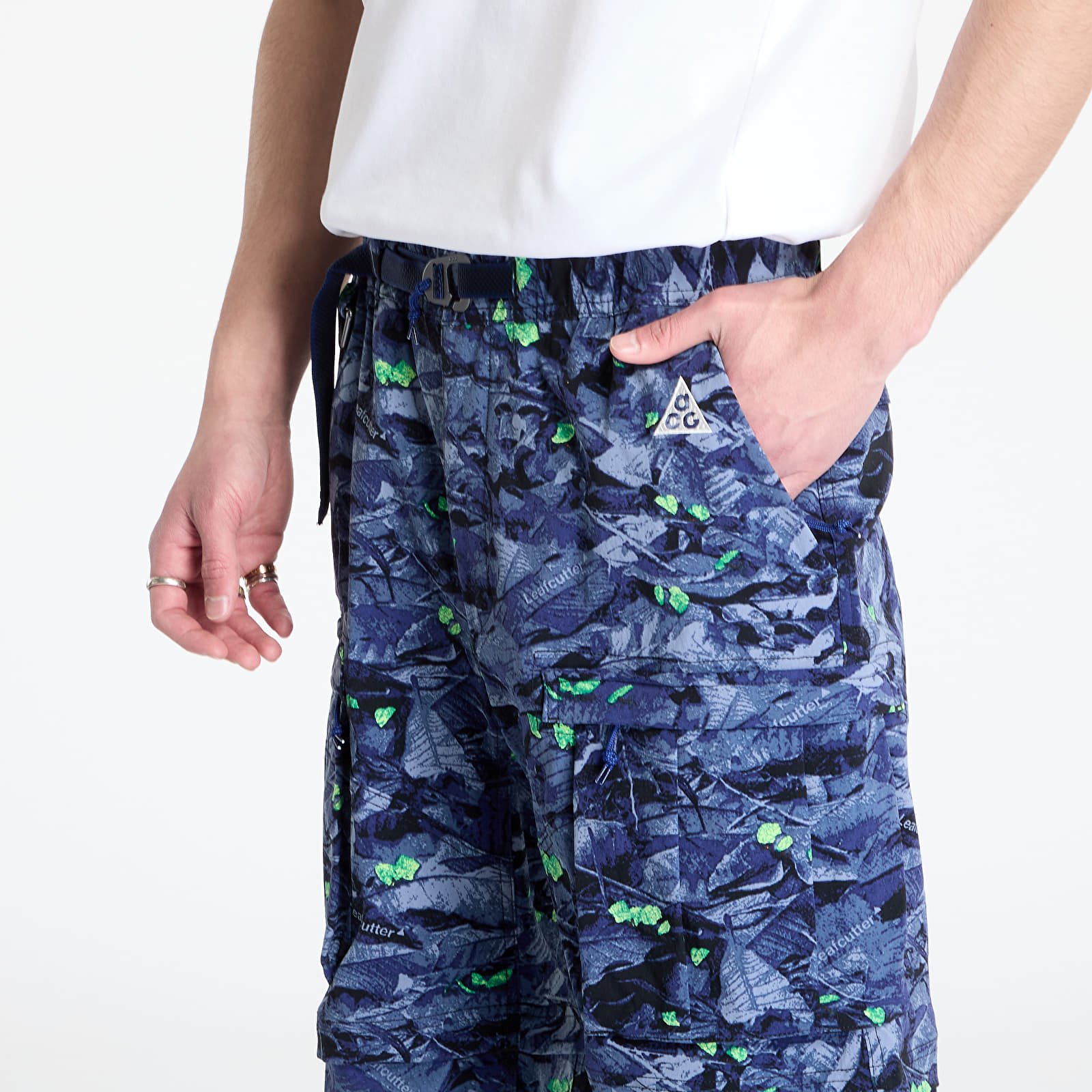 Pantalones de hombre Nike ACG "Smith Summit" Water-Repellent UV Cargo Pants Midnight Navy/ Blue Void/ Summit White