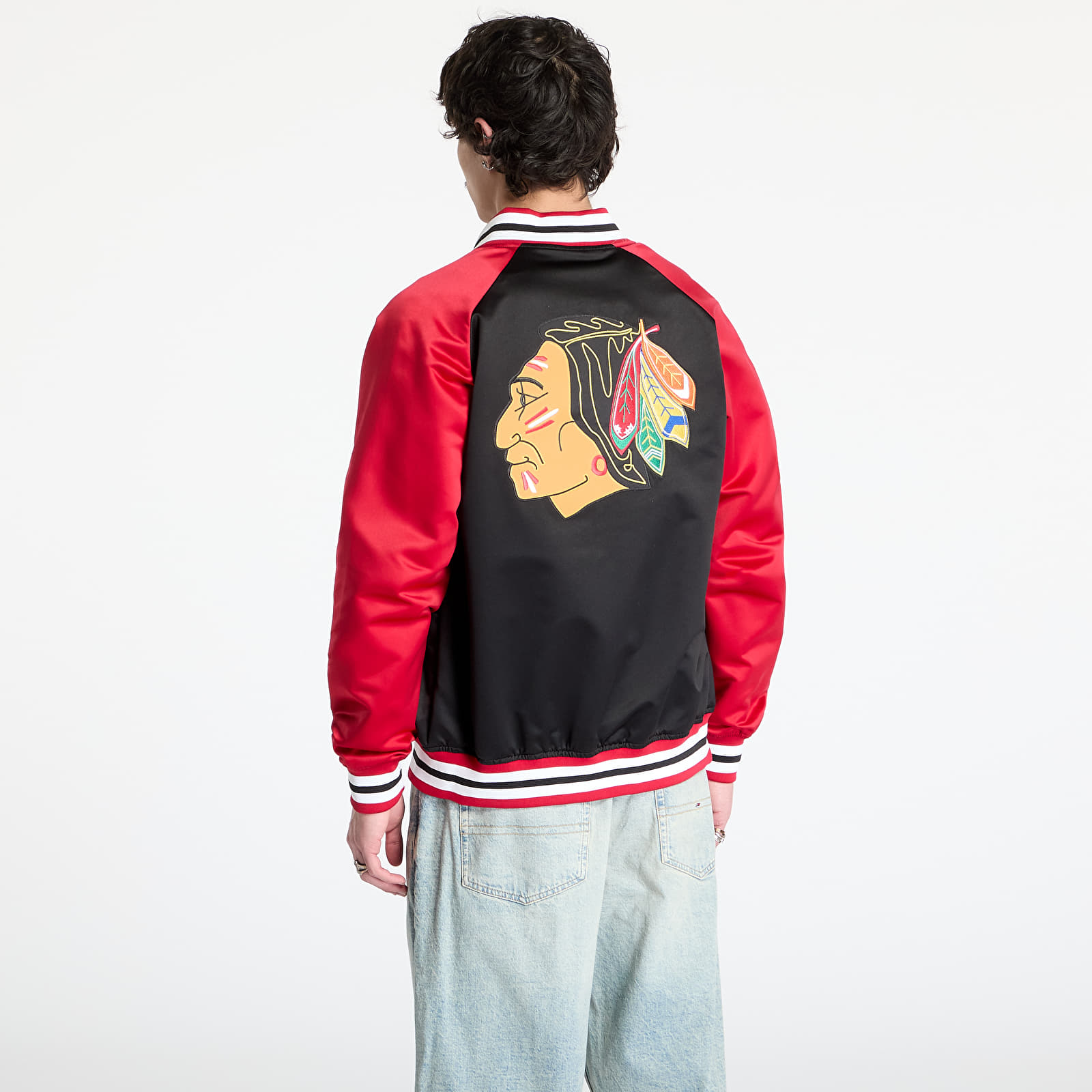 Men's jackets Mitchell & Ness NHL Double Clutch Lw Satin Vintage Logo Blackhawks Jacket Black/ Scarlet