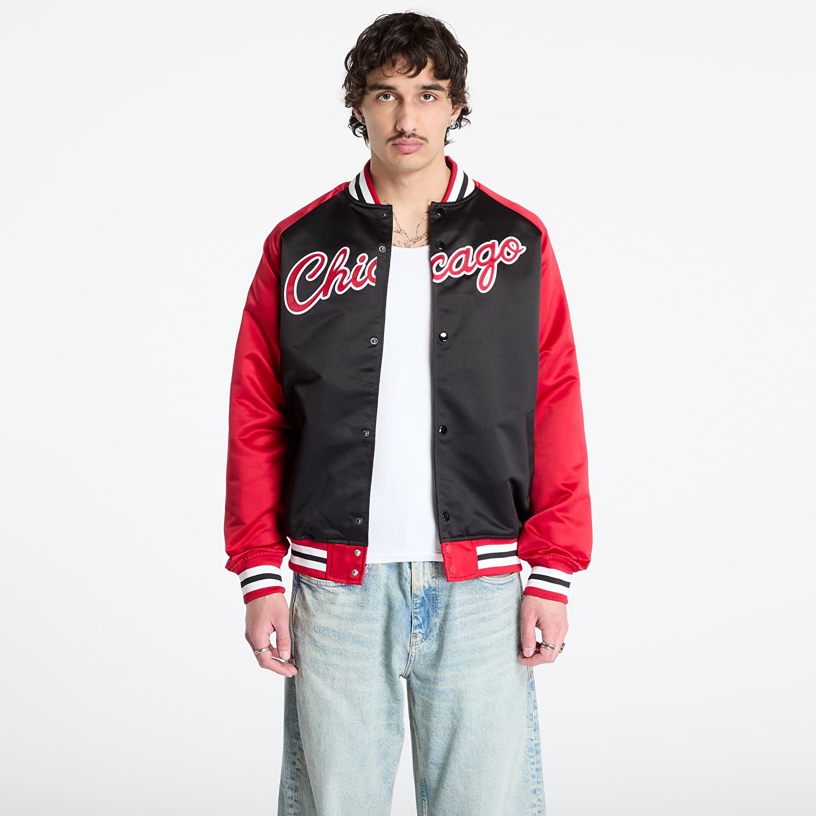 Herrenjacken Mitchell & Ness NBA Double Clutch Lw Satin Vintage Logo Bulls Jacket Black/ Scarlet