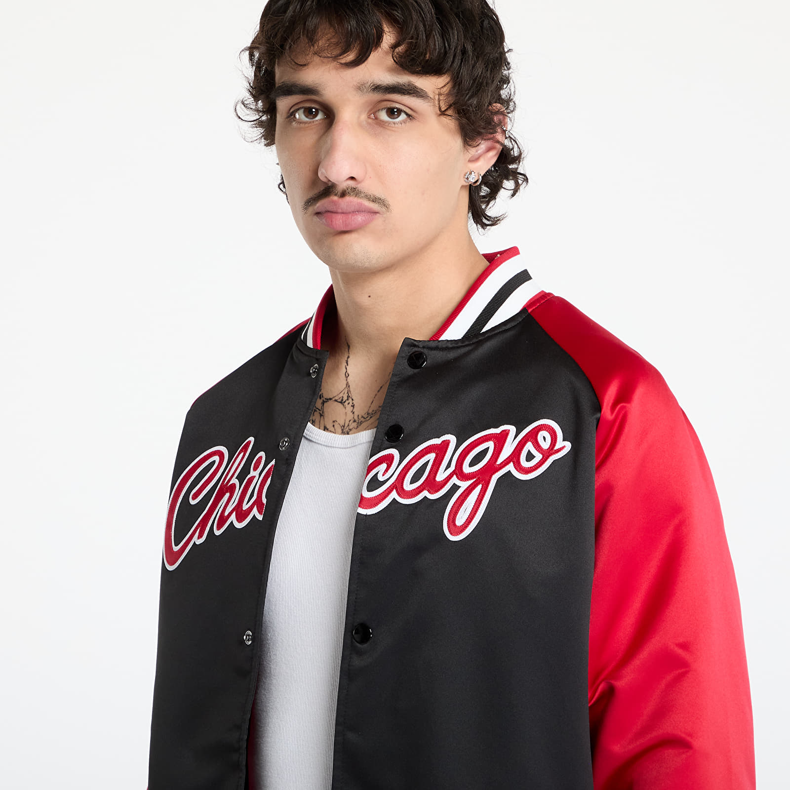 Herrenjacken Mitchell & Ness NBA Double Clutch Lw Satin Vintage Logo Bulls Jacket Black/ Scarlet