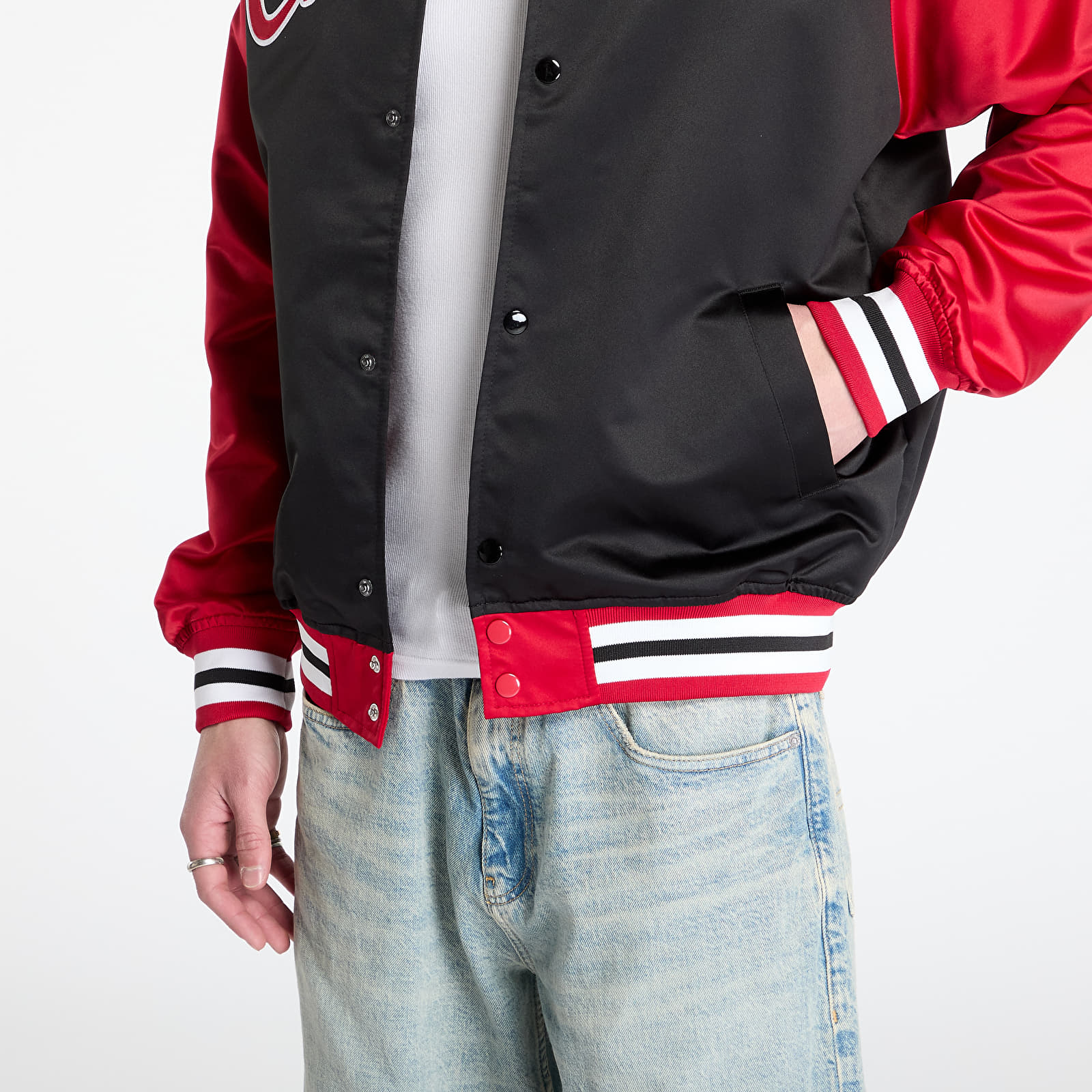 Herrenjacken Mitchell & Ness NBA Double Clutch Lw Satin Vintage Logo Bulls Jacket Black/ Scarlet