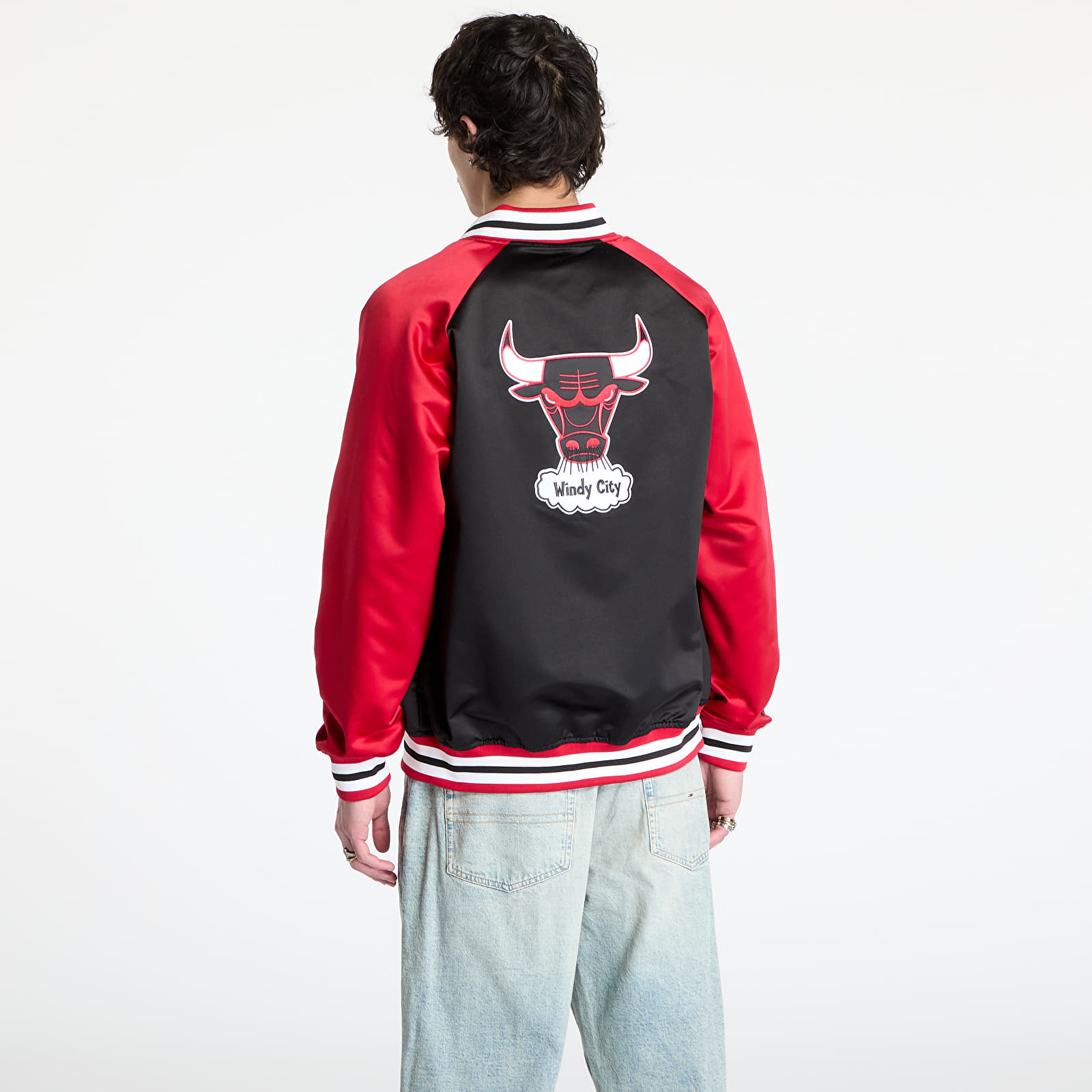 Herrenjacken Mitchell & Ness NBA Double Clutch Lw Satin Vintage Logo Bulls Jacket Black/ Scarlet