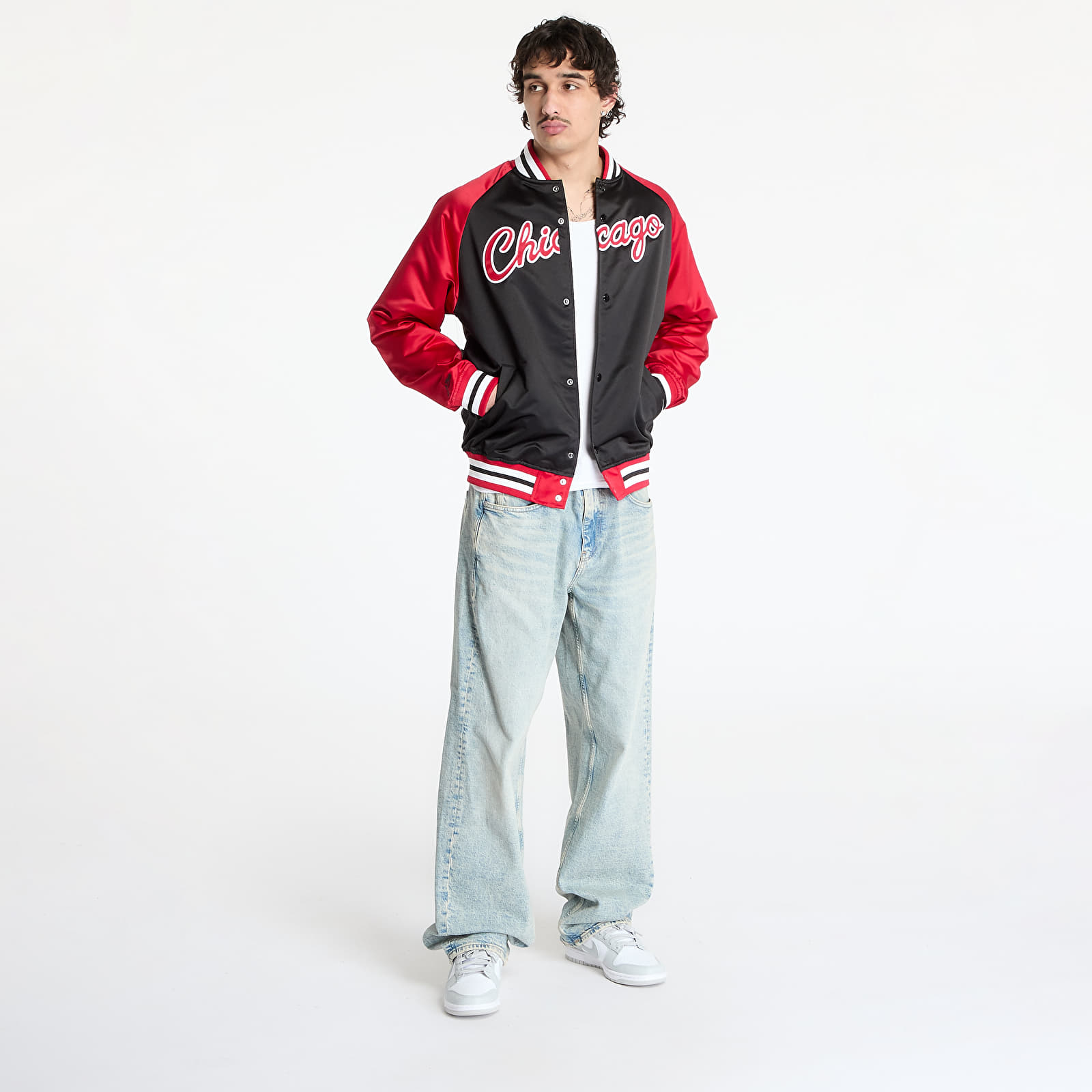 Herrenjacken Mitchell & Ness NBA Double Clutch Lw Satin Vintage Logo Bulls Jacket Black/ Scarlet