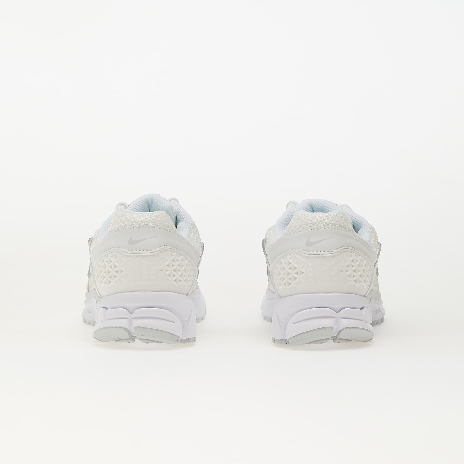 Naiste tossud ja kingad Nike W Zoom Vomero 5 Gold White/ Metallic Silver-Summit White