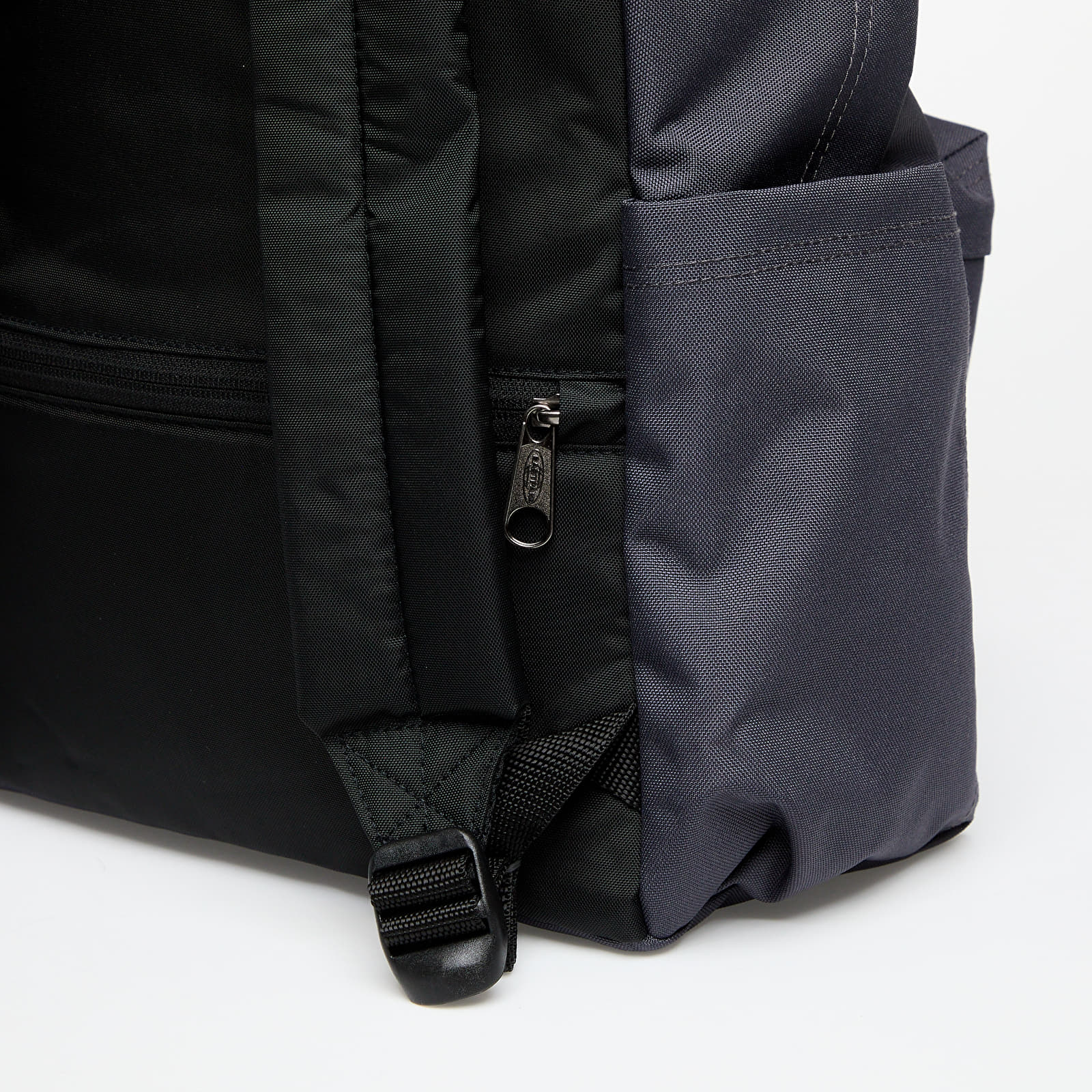 Mochilas para hombres EASTPAK Day Pak'r Pokemon Patches Backpack Grey