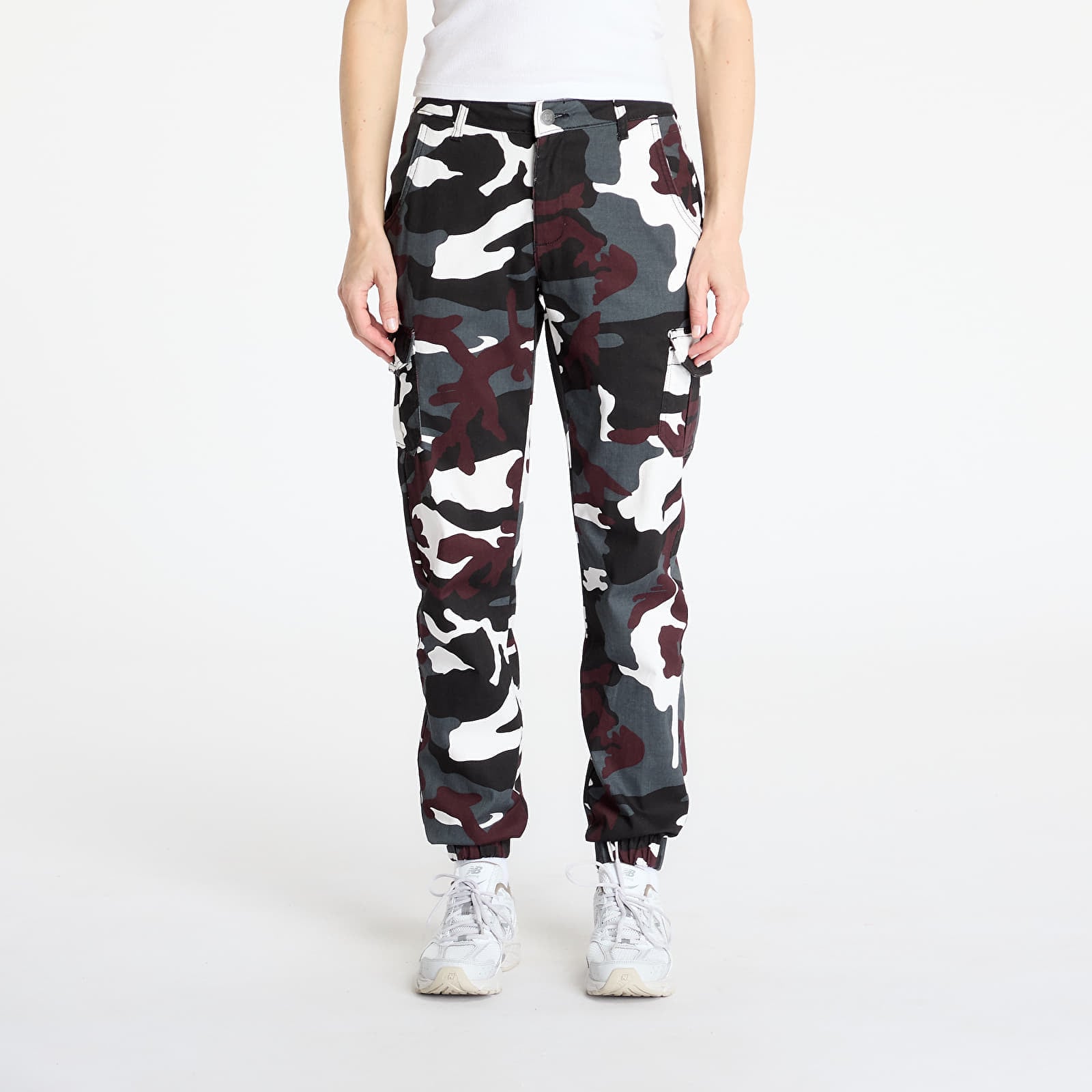 Pantaloni Urban Classics Ladies High Waist Camo Cargo Pants Camo Burgundy W27