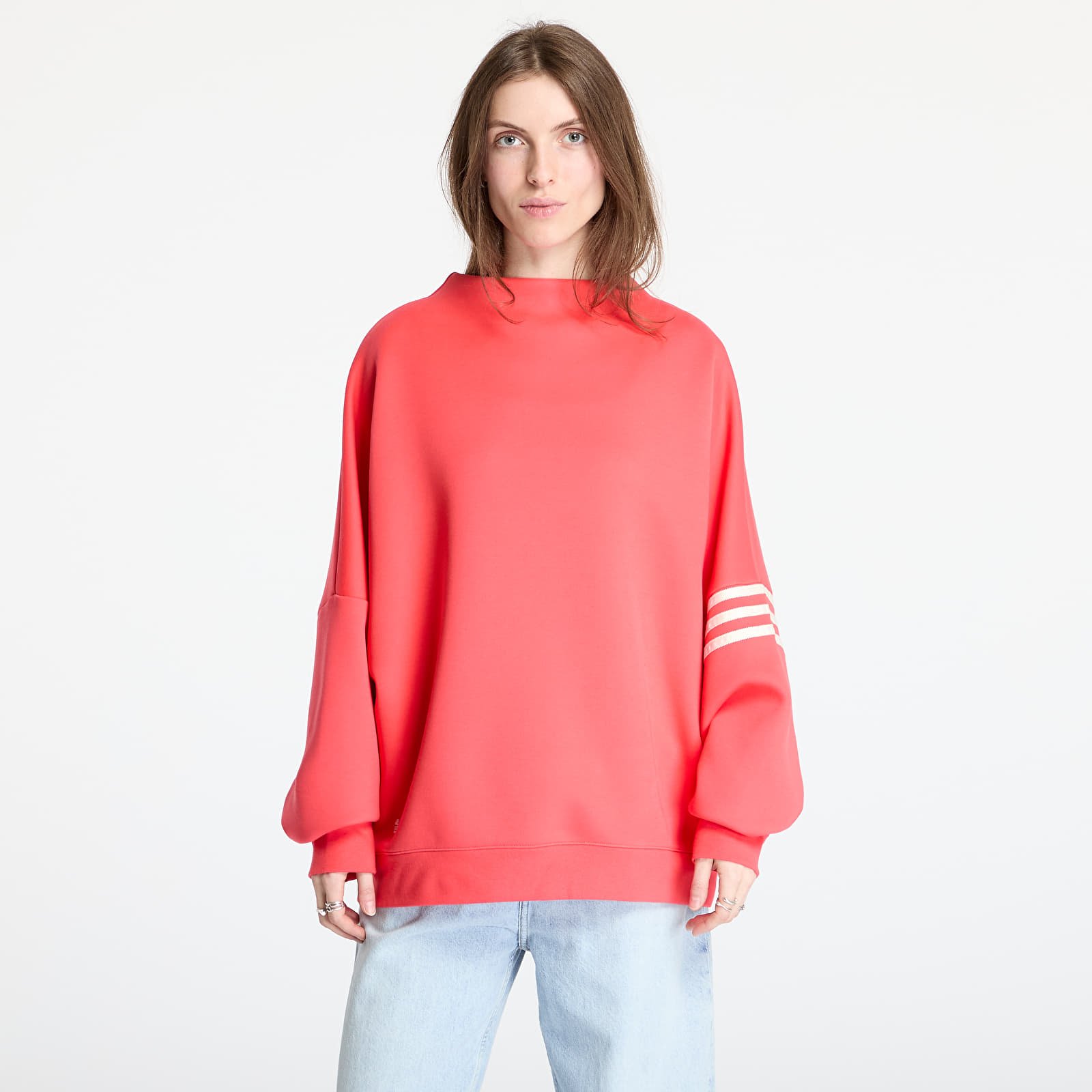 Sweatshirts für Frauen adidas Neuclassics Oversized Mock Neck Sweatshirt Real Coral/ Cream White
