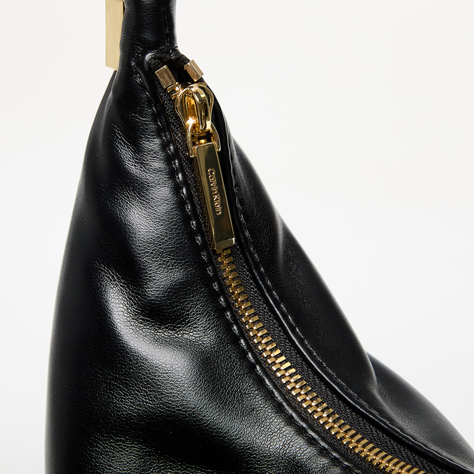 Handtaschen Calvin Klein Pinched Soft Crescen Black