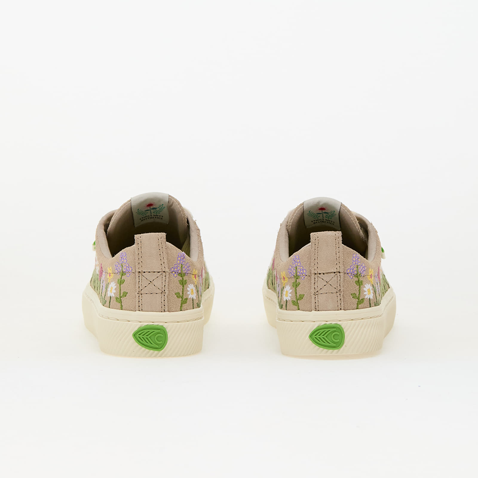 Sneakers und Schuhe für Frauen Cariuma W OCA Low Sand Embroidered Flowers