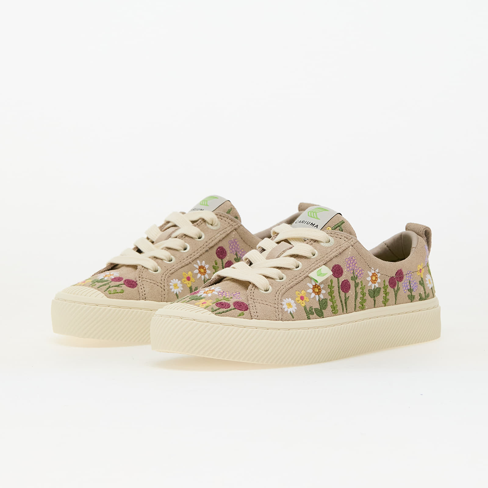 Sneakers und Schuhe für Frauen Cariuma W OCA Low Sand Embroidered Flowers