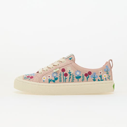 Cariuma W OCA Low Rose Embroidered Flowers
