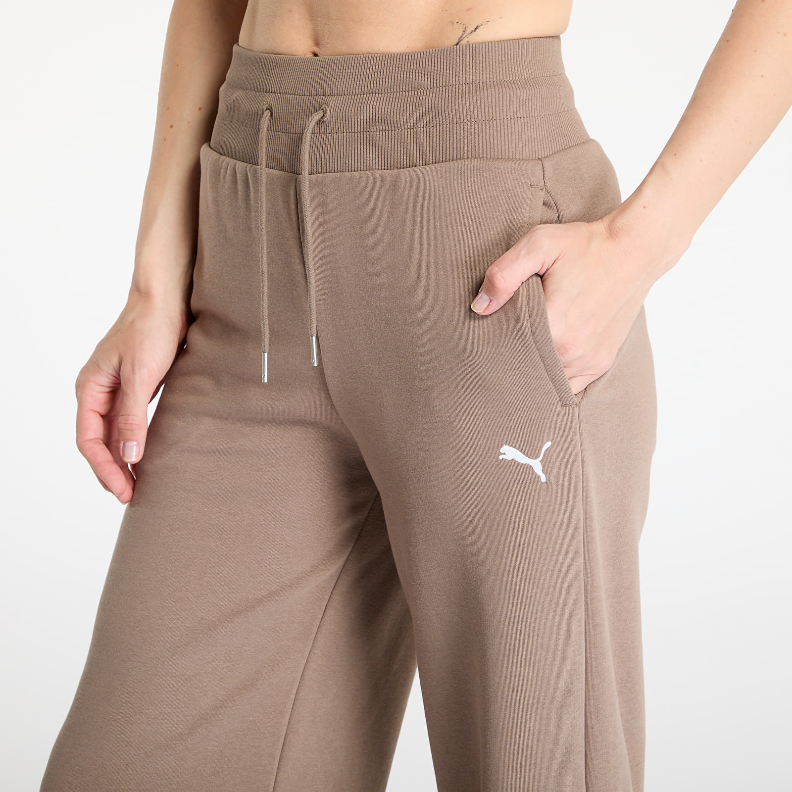 Pantalones de chándal para mujer Puma Wardrobe Essentials Relaxed Wide Leg Sweatpants Totally Taupe