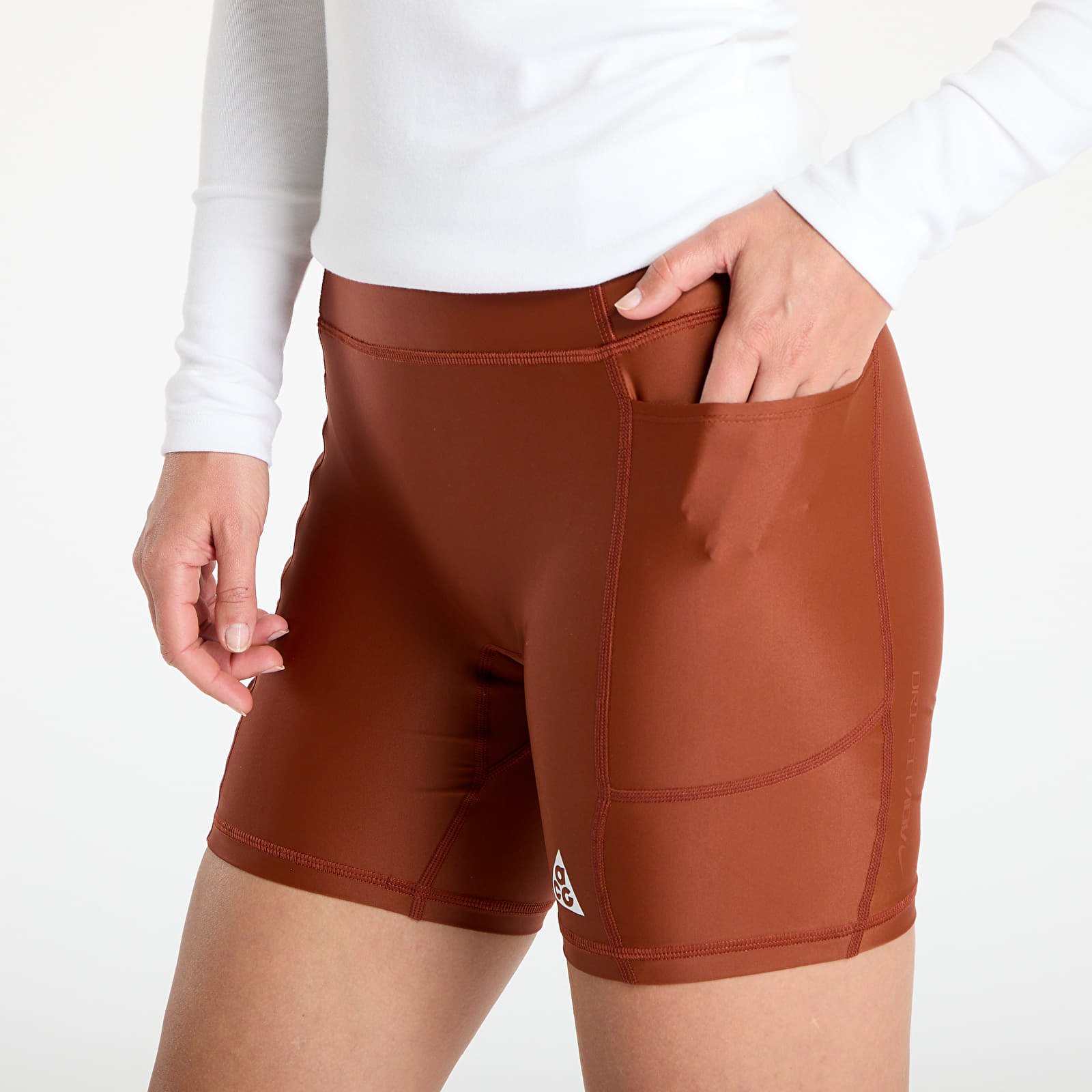 Pantalones cortos de mujer Nike ACG "Tree Frog" Women's Dri-FIT ADV Mid-Rise 6" Shorts Cinnamon/ Picante Red/ Summit White