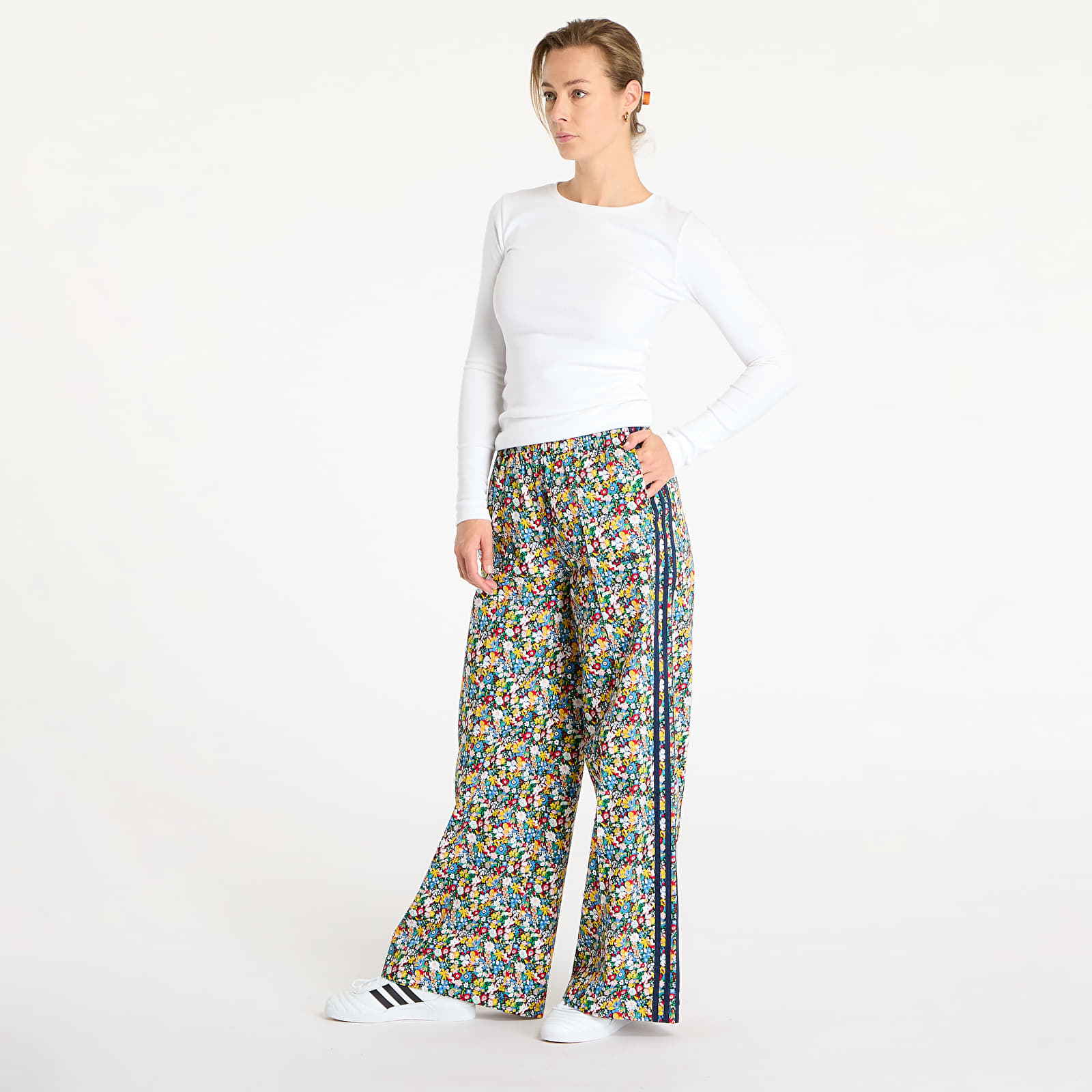 Hlače adidas Originals X Liberty London Wide Leg Trackpants Multicolor/ Night Indigo