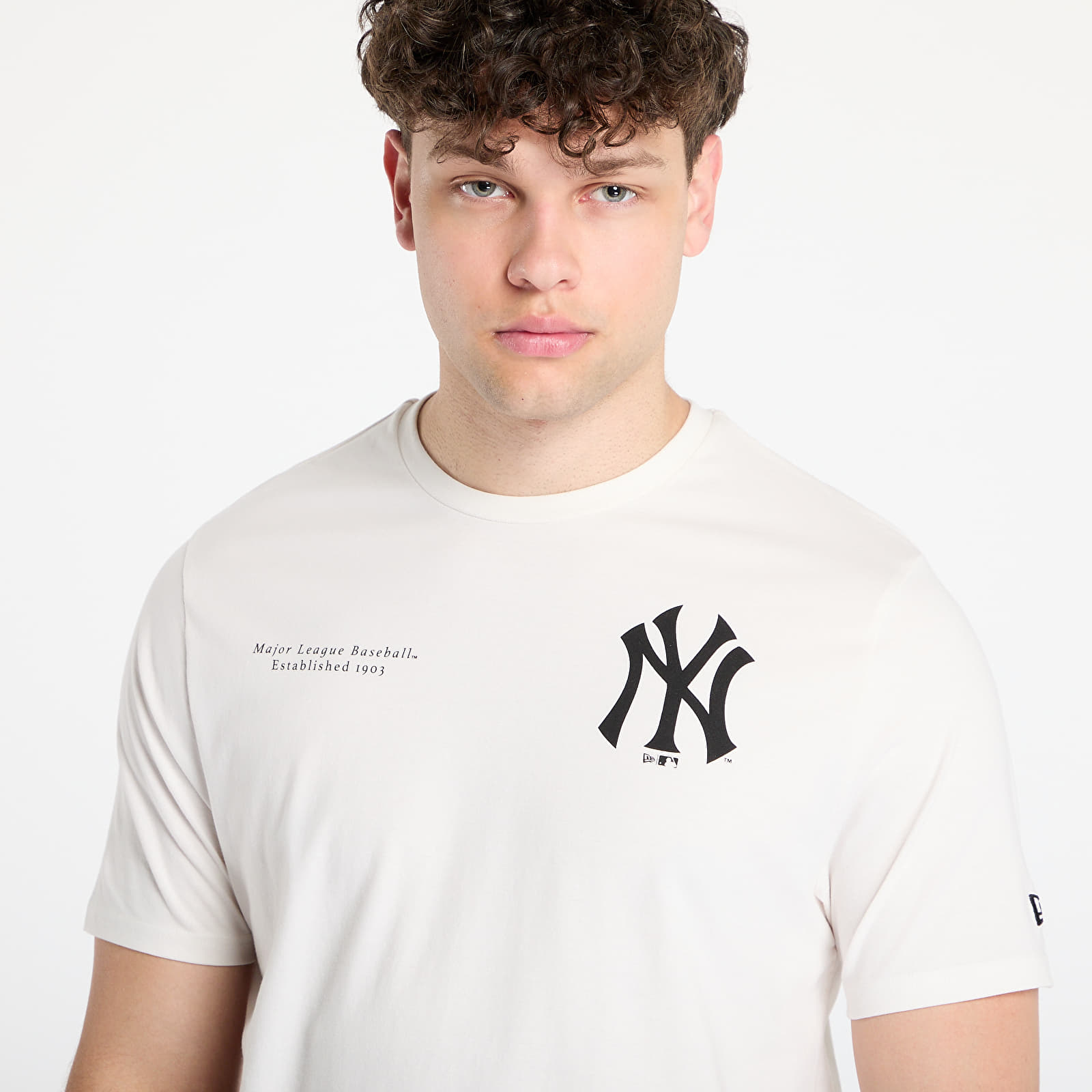 Camisetas hombre New Era New York Yankees Arch Graphic Regular Tee UNISEX Off White