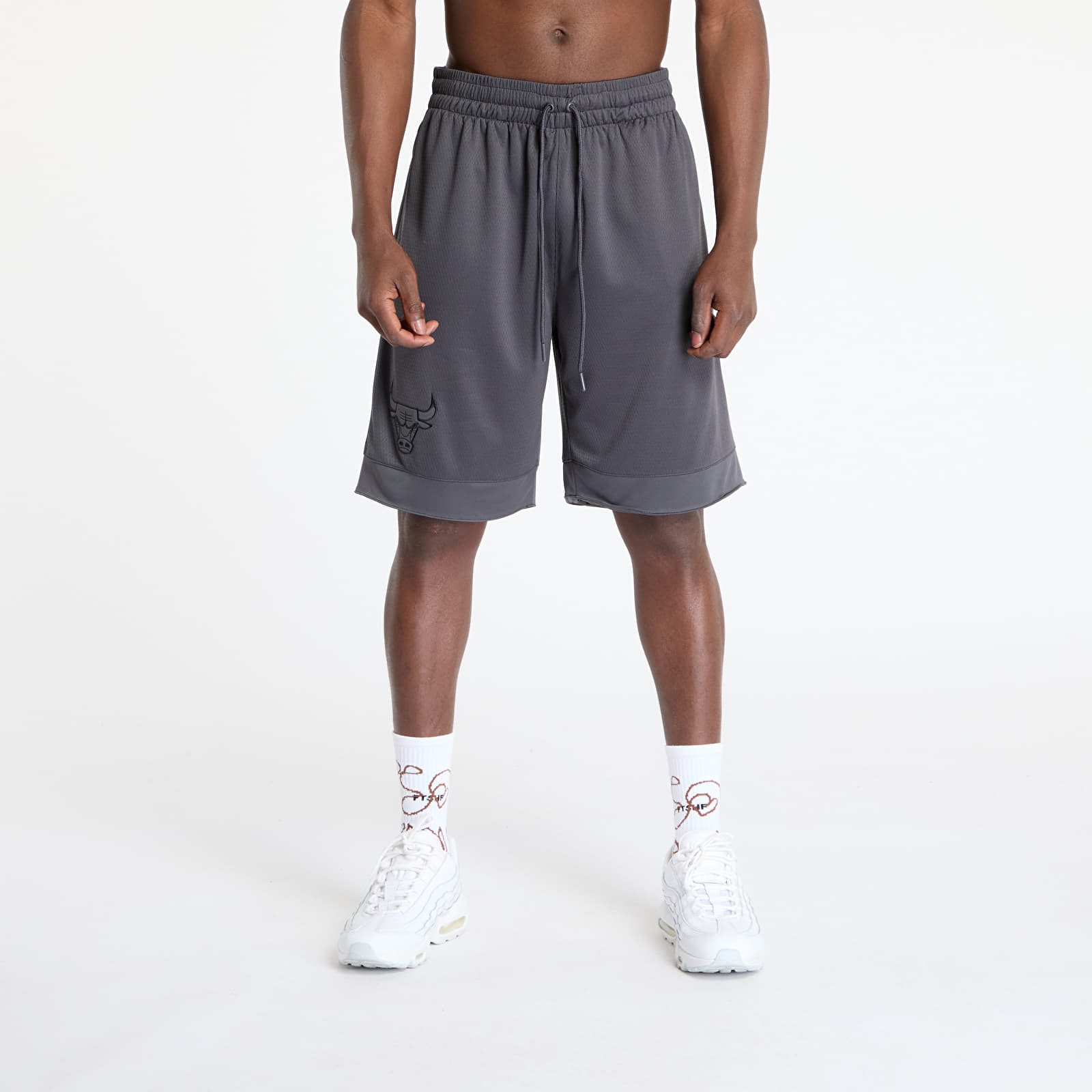 Korte broeken New Era Chicago Bulls NBA Tonal Mesh Short Graphite/ Dark Graphite