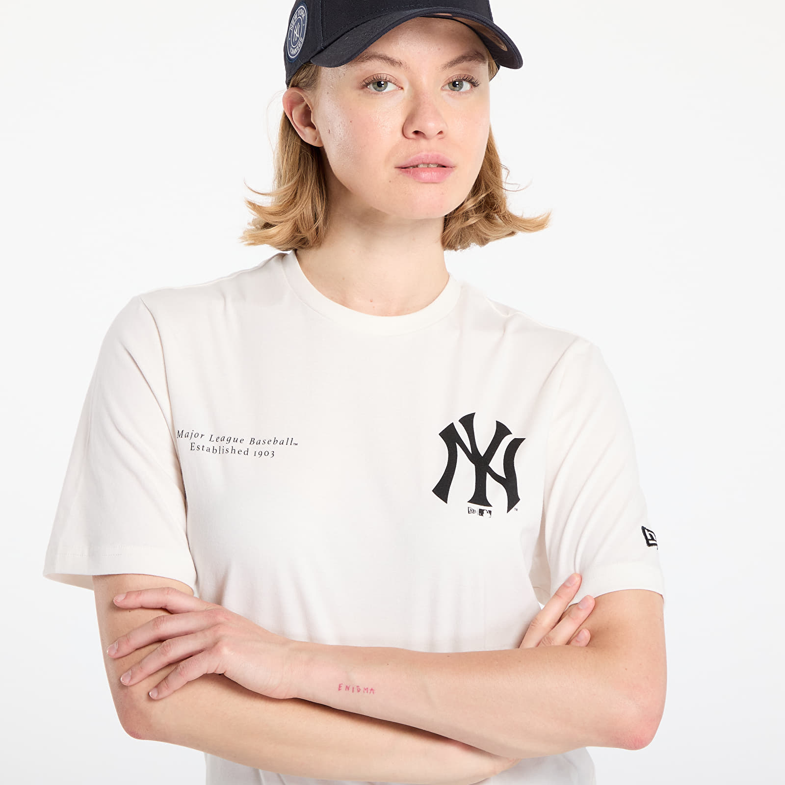 Camisetas hombre New Era New York Yankees Arch Graphic Regular Tee UNISEX Off White