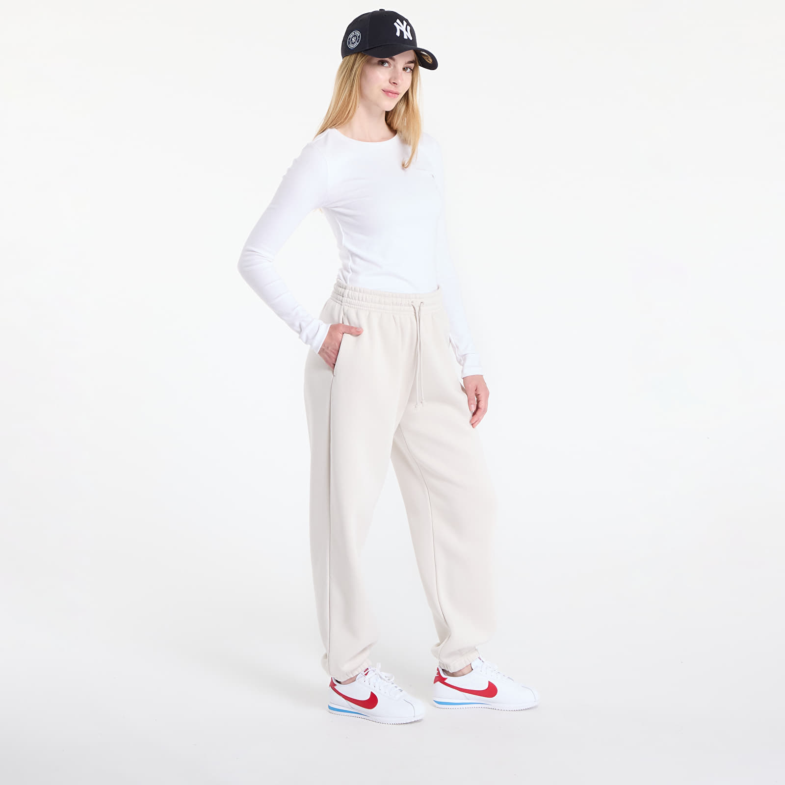 Ženske trenirke Nike Sportswear Phoenix Fleece Women's High-Waisted Oversized Sweatpants Lt Orewood Brn/ Sail