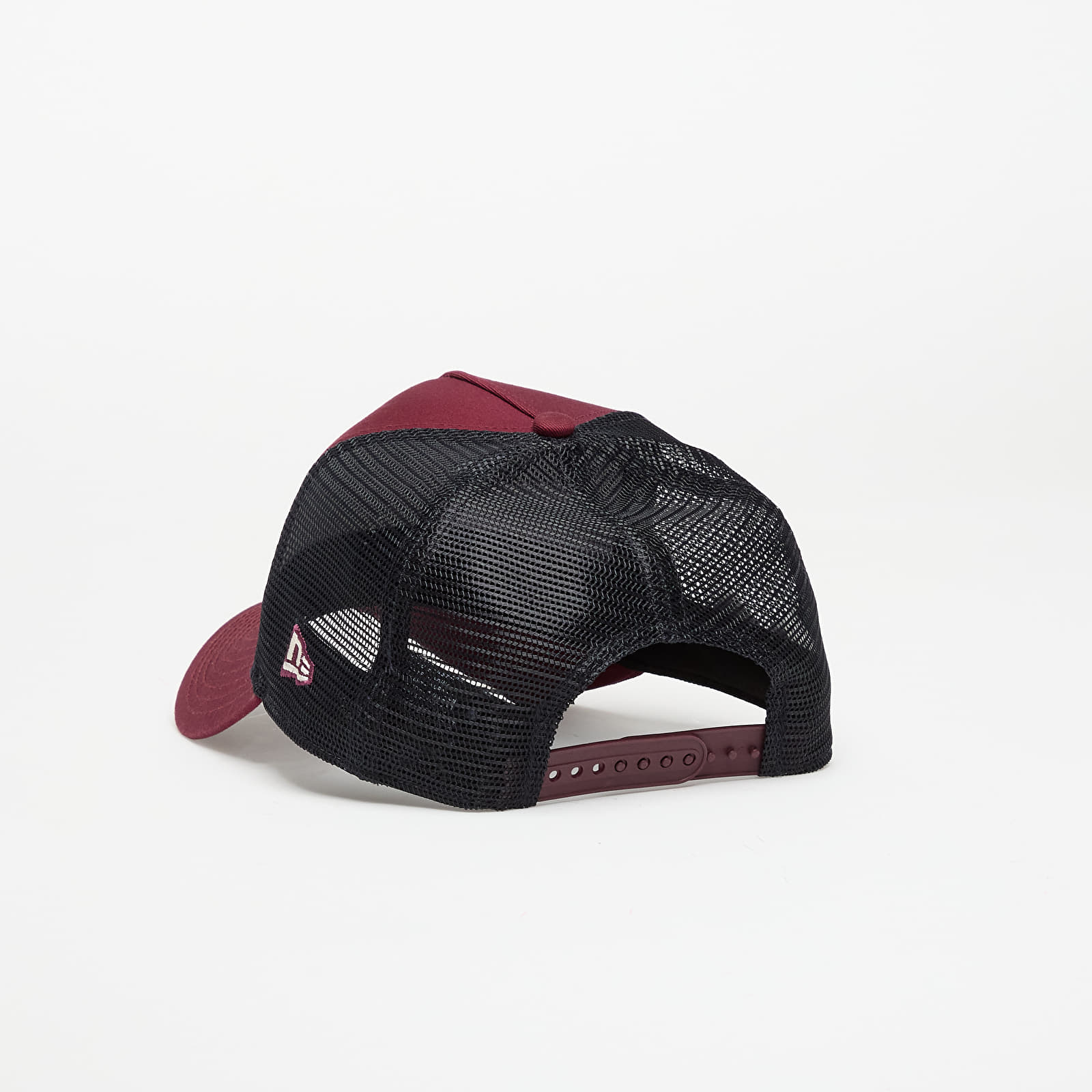Șepci pentru bărbați New Era Buffalo NY 9FORTY Trucker Cap Frosted Burgundy/ Min
