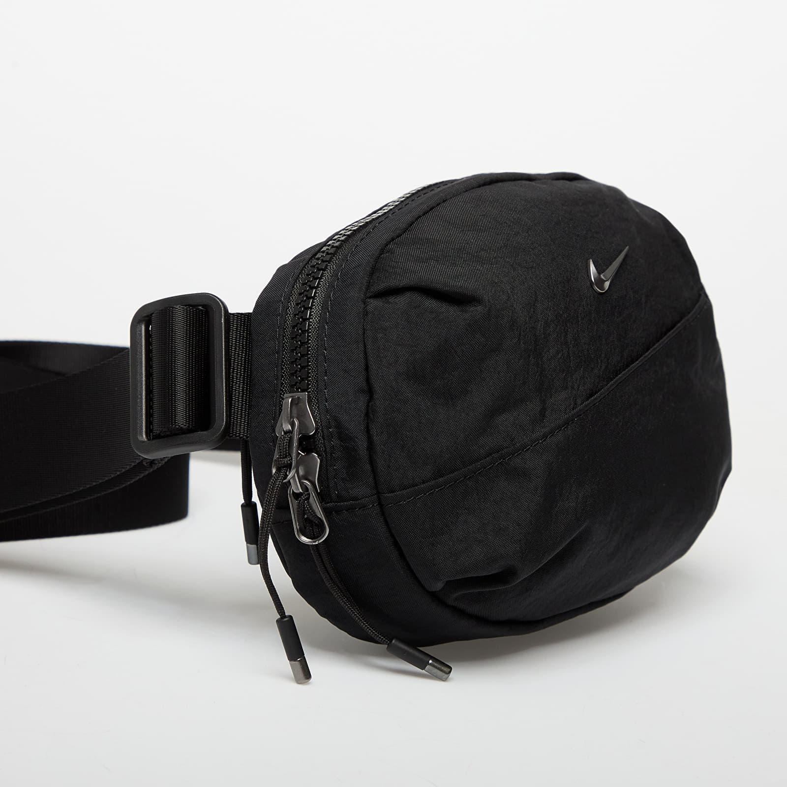 Nike Aura Crossbody Bag (2L) Black/ Black/ Gunmetal Universal