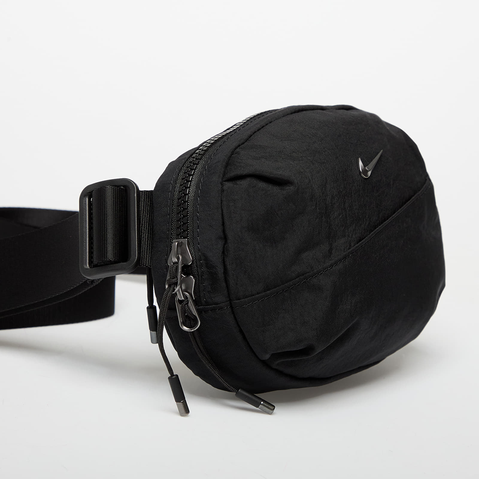 Umhängetaschen Nike Aura Crossbody Bag (2L) Black/ Black/ Gunmetal
