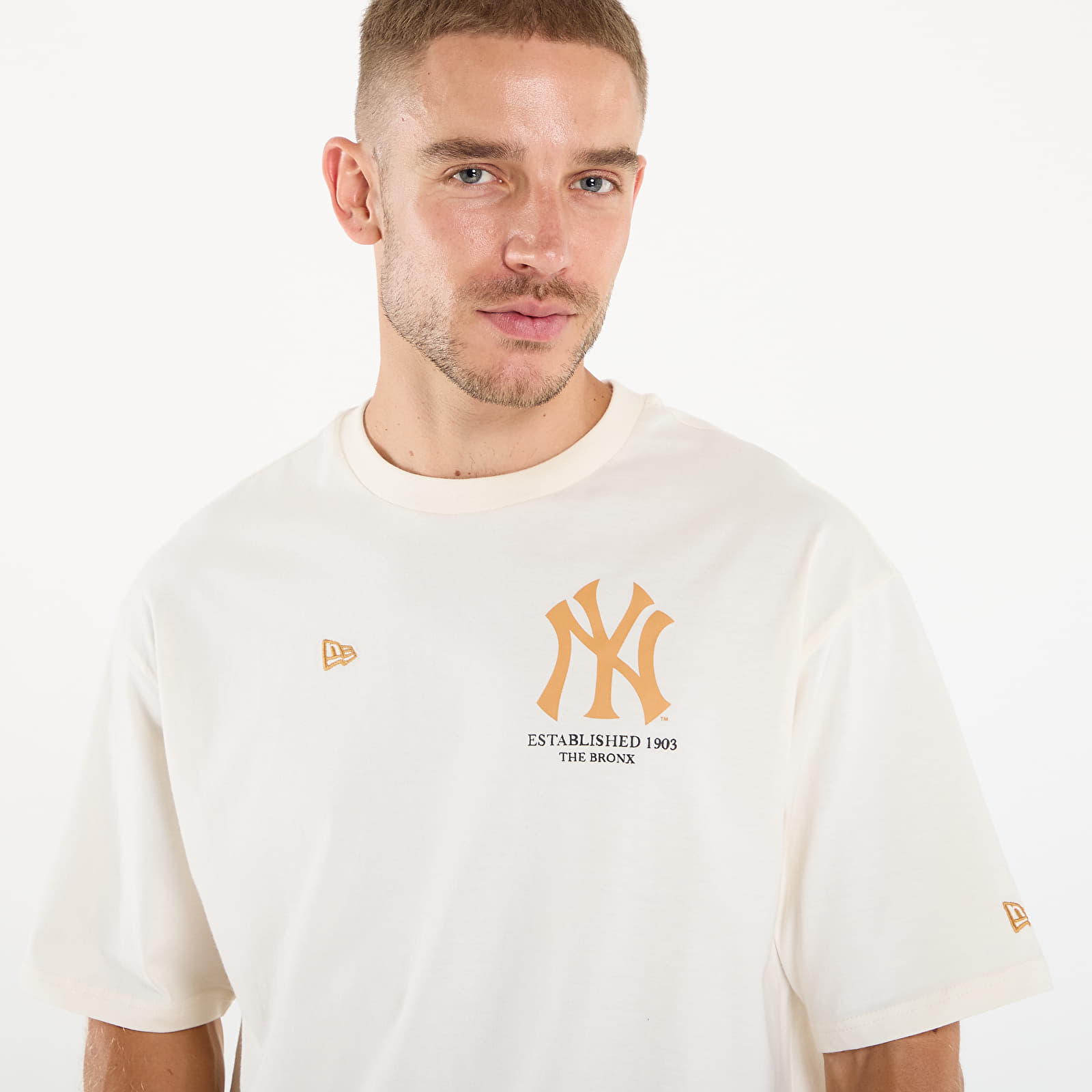 T-Shirts Männer New Era MLB Baseball Graphic Os Tee New York Yankees UNISEX Off White