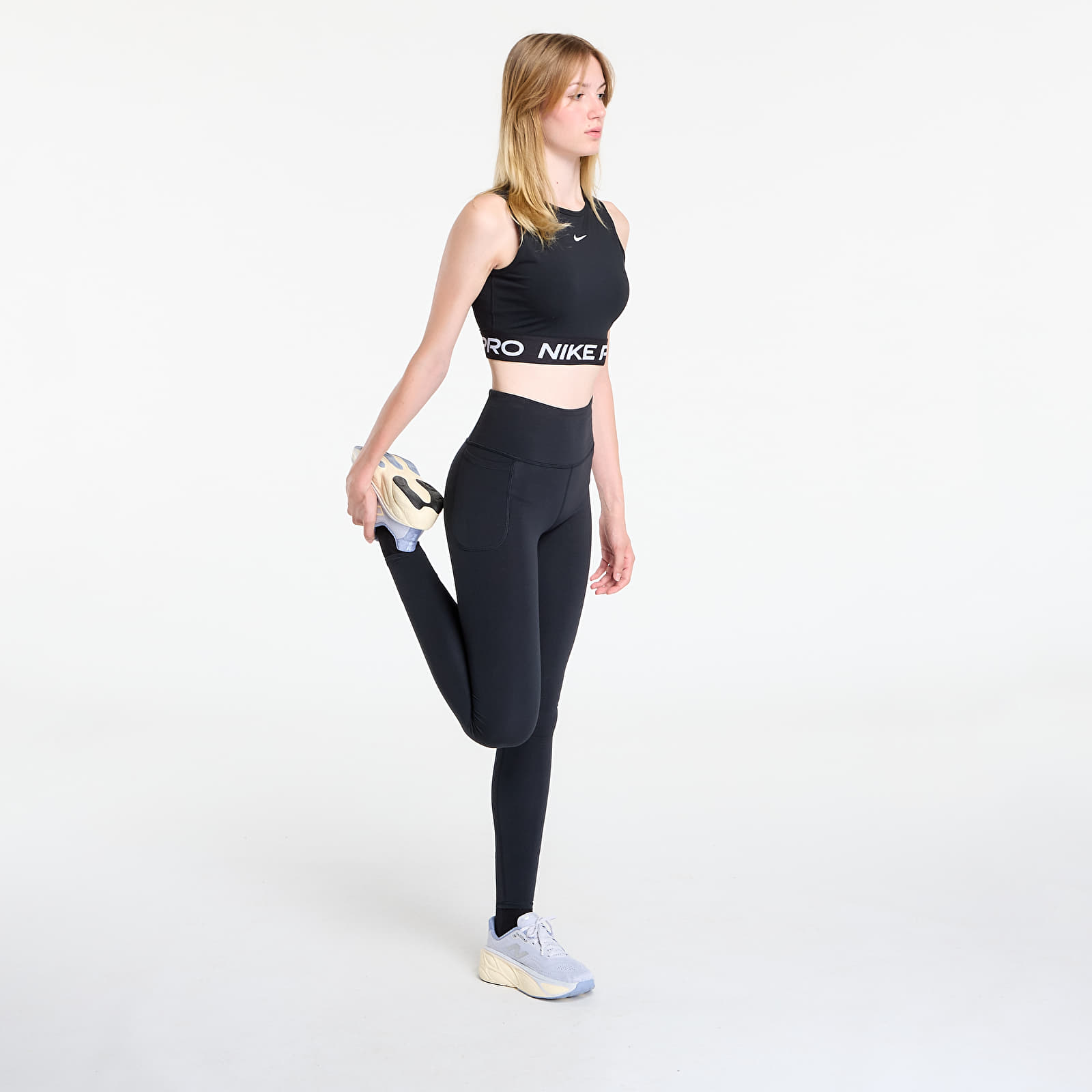 Women's tank tops Nike Pro Women's Dri-FIT Cropped Tank Top Black/ White