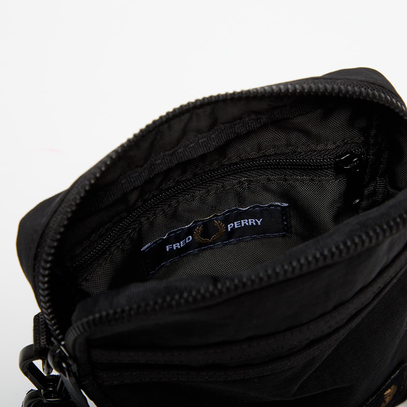 Umhängetaschen für Männer FRED PERRY Nylon Badge Small Side Bag Black