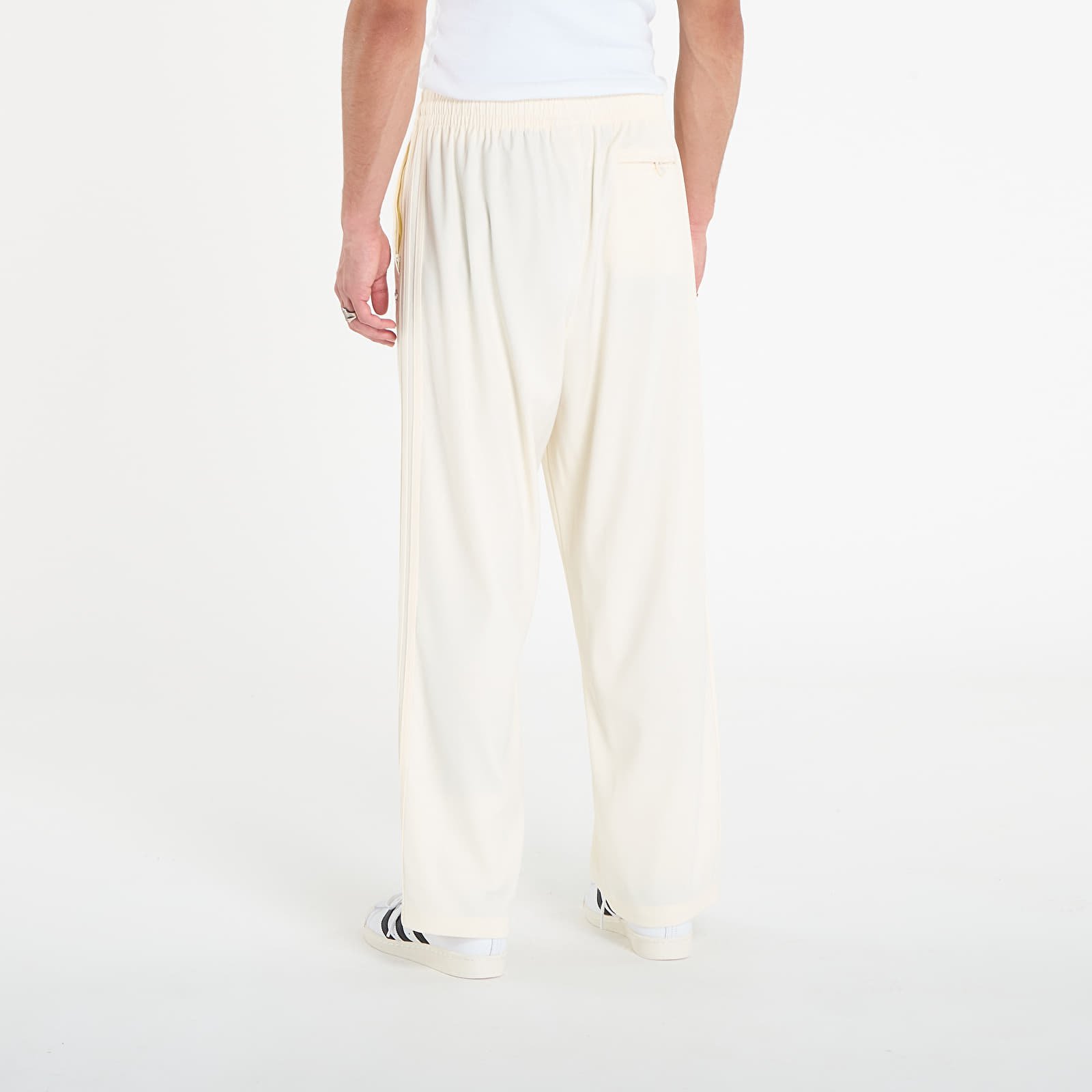 Hosen für Männer adidas Premium Baggy Track Pants Cream White/ Black