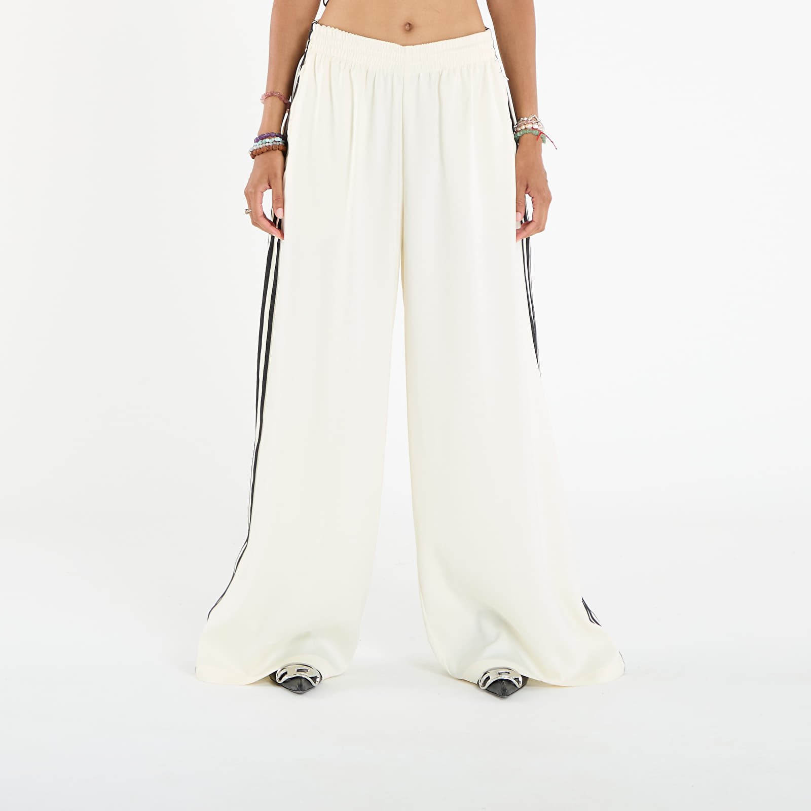 Hosen für Frauen adidas Adicolor Satin Wide Leg Track Joggers Cream White/ Grey Three