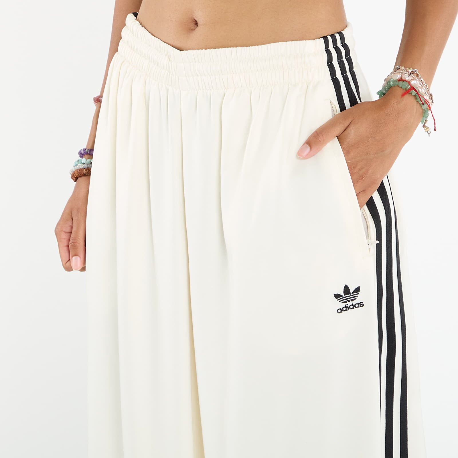 Hosen für Frauen adidas Adicolor Satin Wide Leg Track Joggers Cream White/ Grey Three