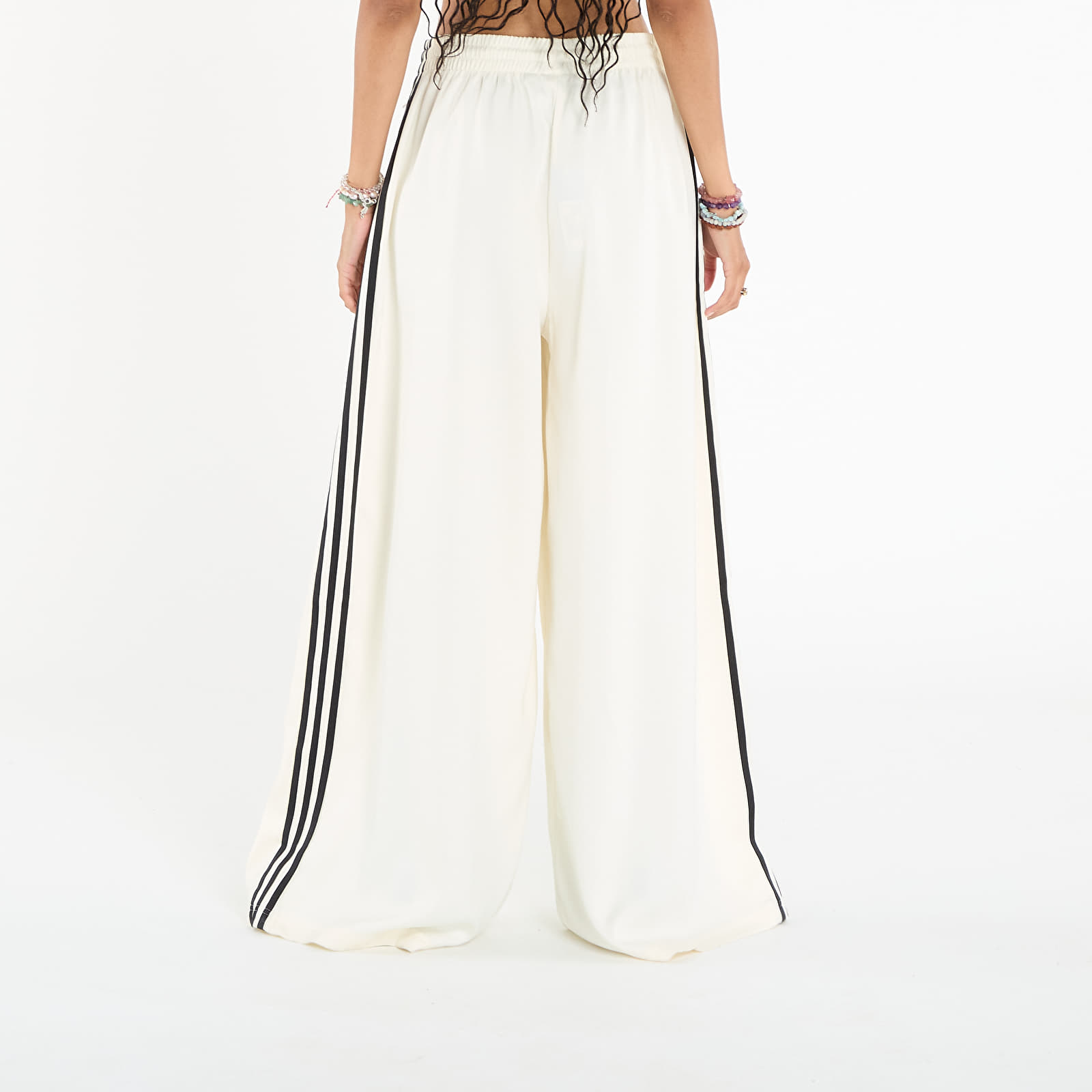 Hosen für Frauen adidas Adicolor Satin Wide Leg Track Joggers Cream White/ Grey Three