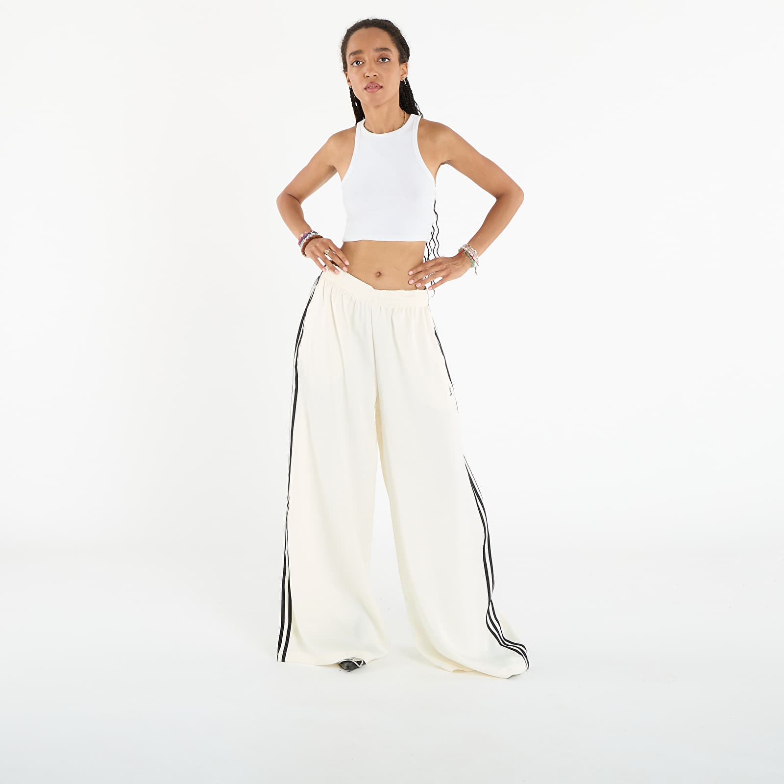 Hosen für Frauen adidas Adicolor Satin Wide Leg Track Joggers Cream White/ Grey Three
