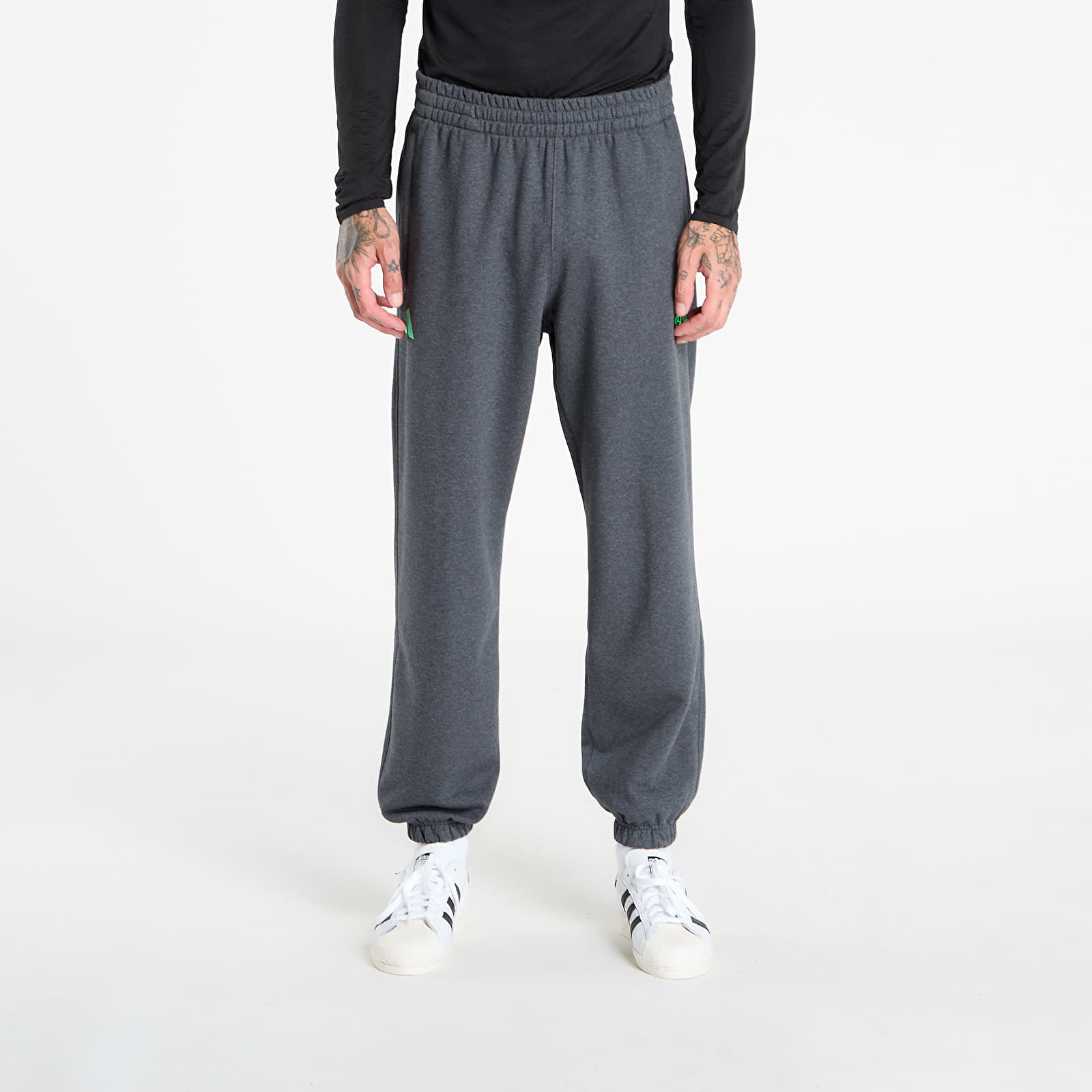 Pantalones de chándal para hombre adidas Mercedes - AMG Petronas Formula One Team Premium Sweat Joggers Dark Grey Heather