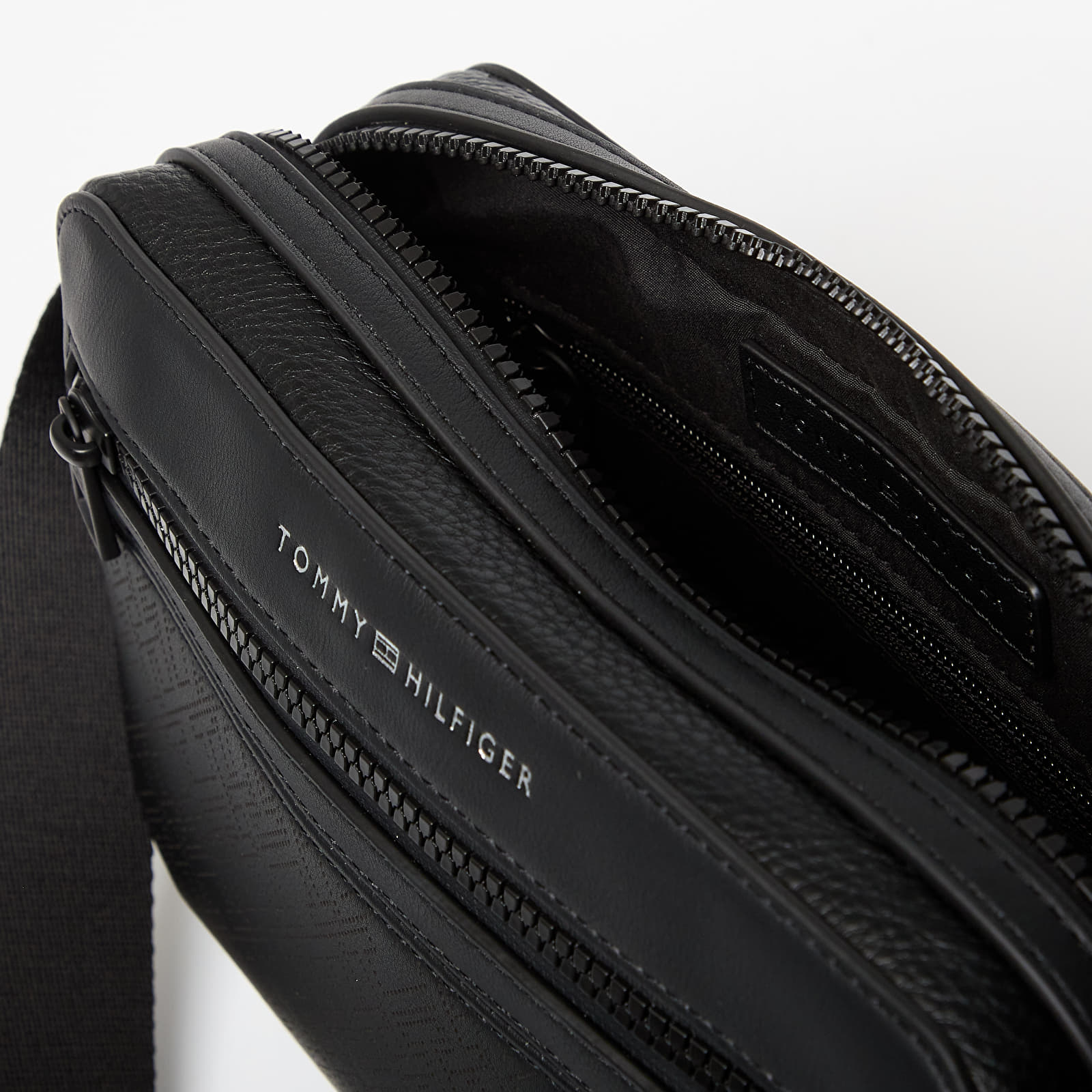 Shoulder bags Tommy Hilfiger Monogram Ew Reporter Black