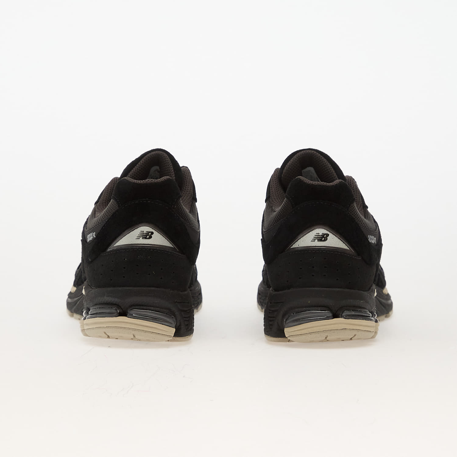 Men's sneakers and shoes New Balance 2002R Black