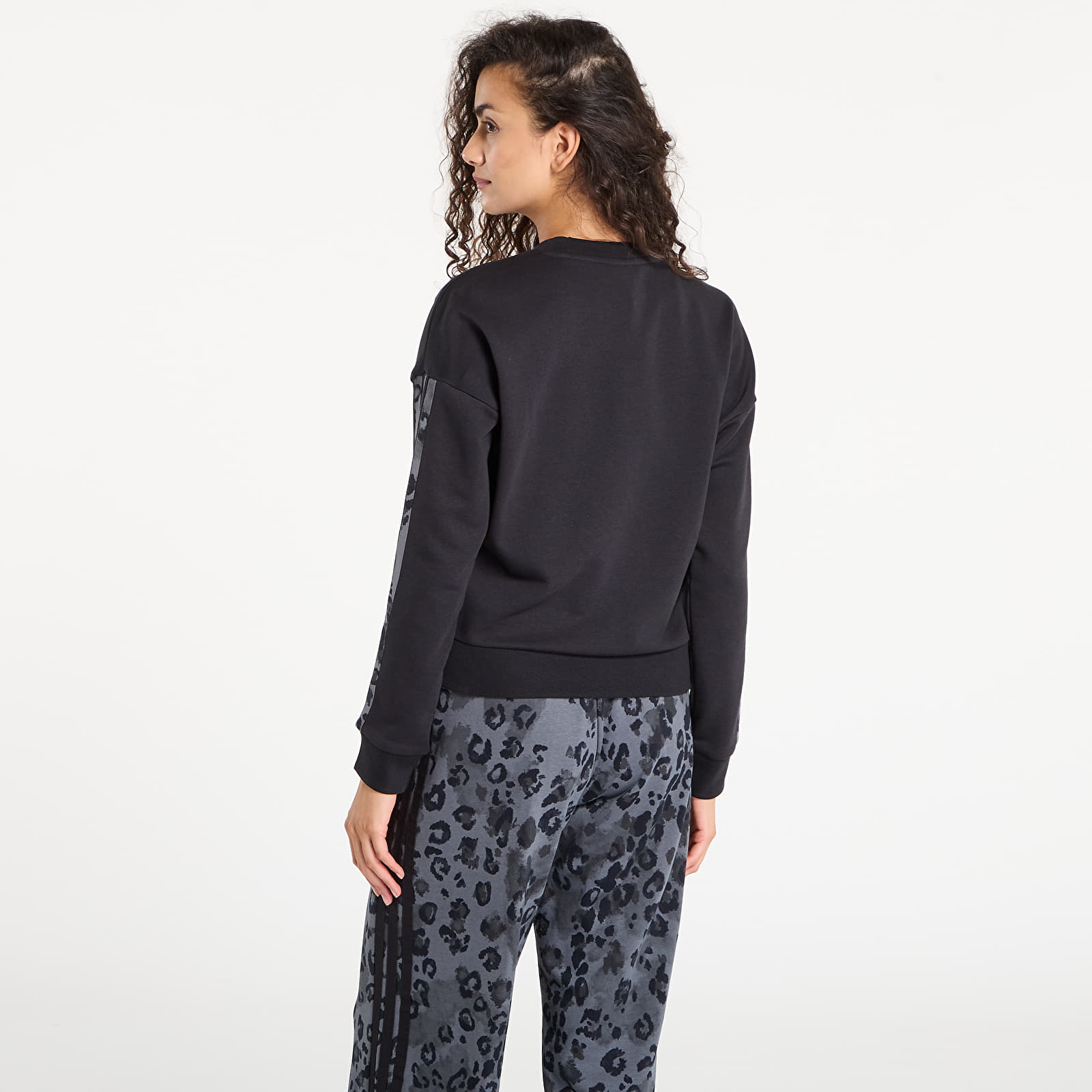Hupparit ja collegepaidat adidas W Animal Print French Terry 3 Stripes Sweatshirt Black/ Multicolor